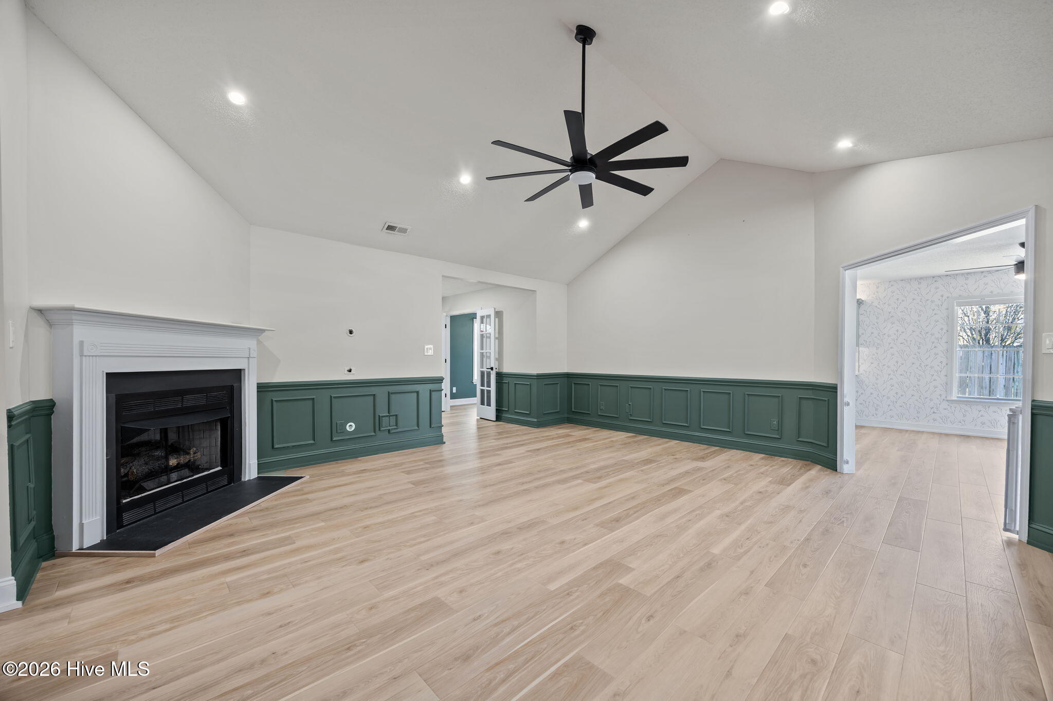 100561724 | Photo 23