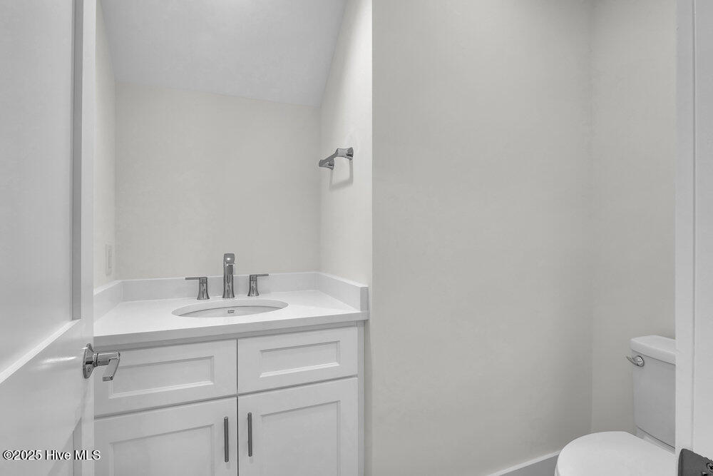 100566055 | Photo 24