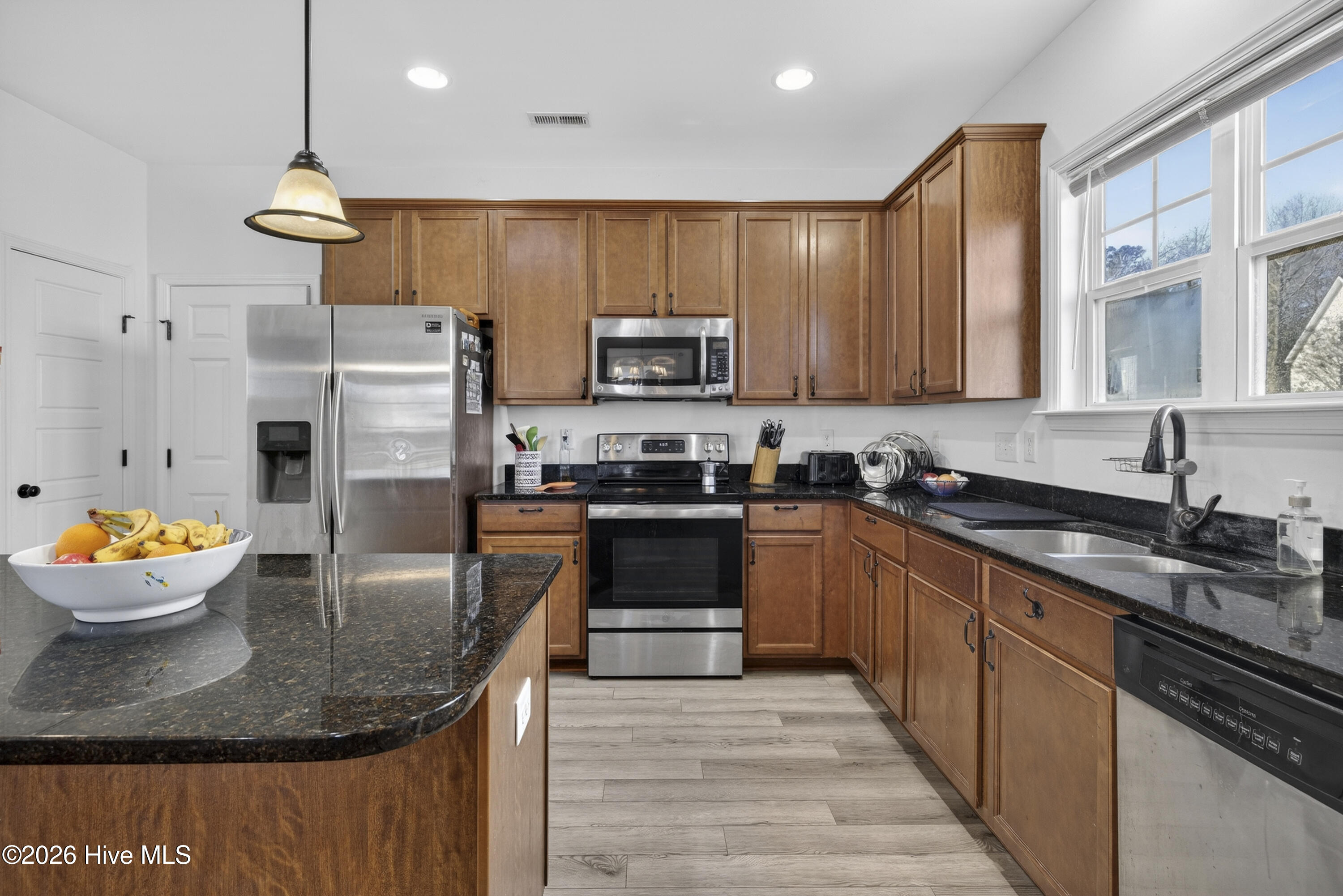 100560873 | Photo 12