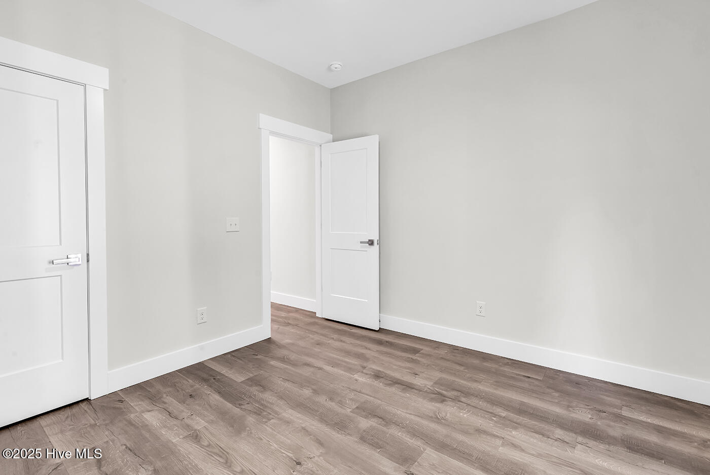 100502261 | Photo 25