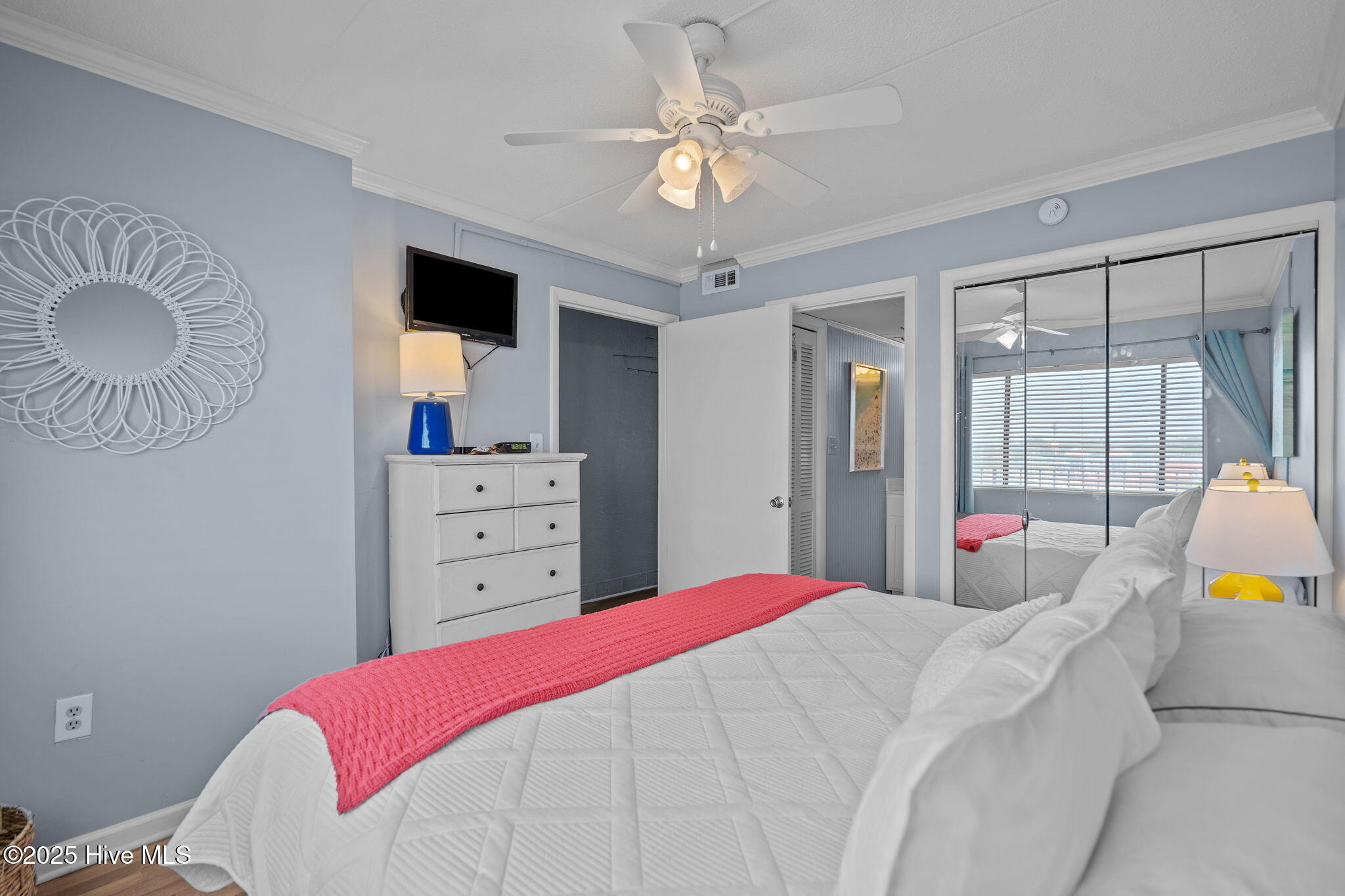 100535263 | Photo 26