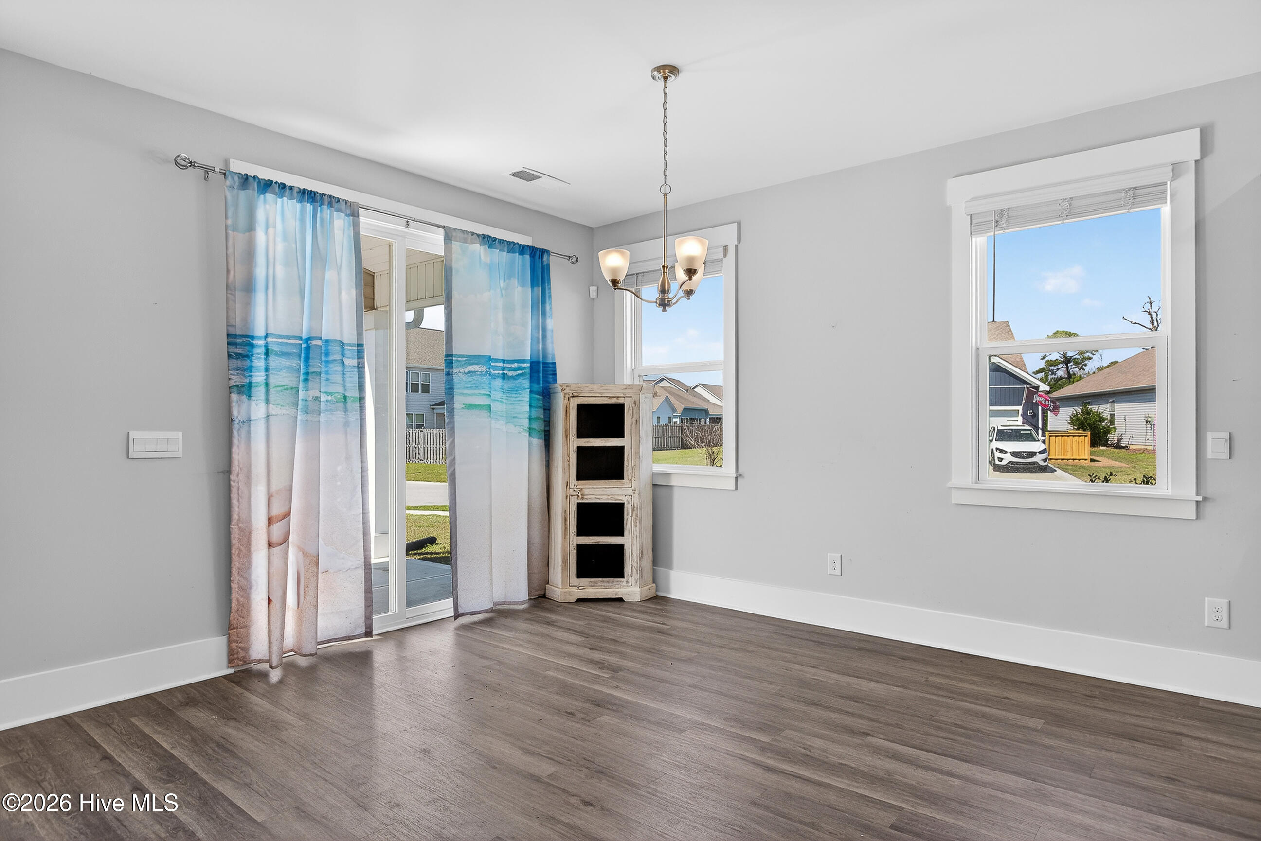 100562983 | Photo 11