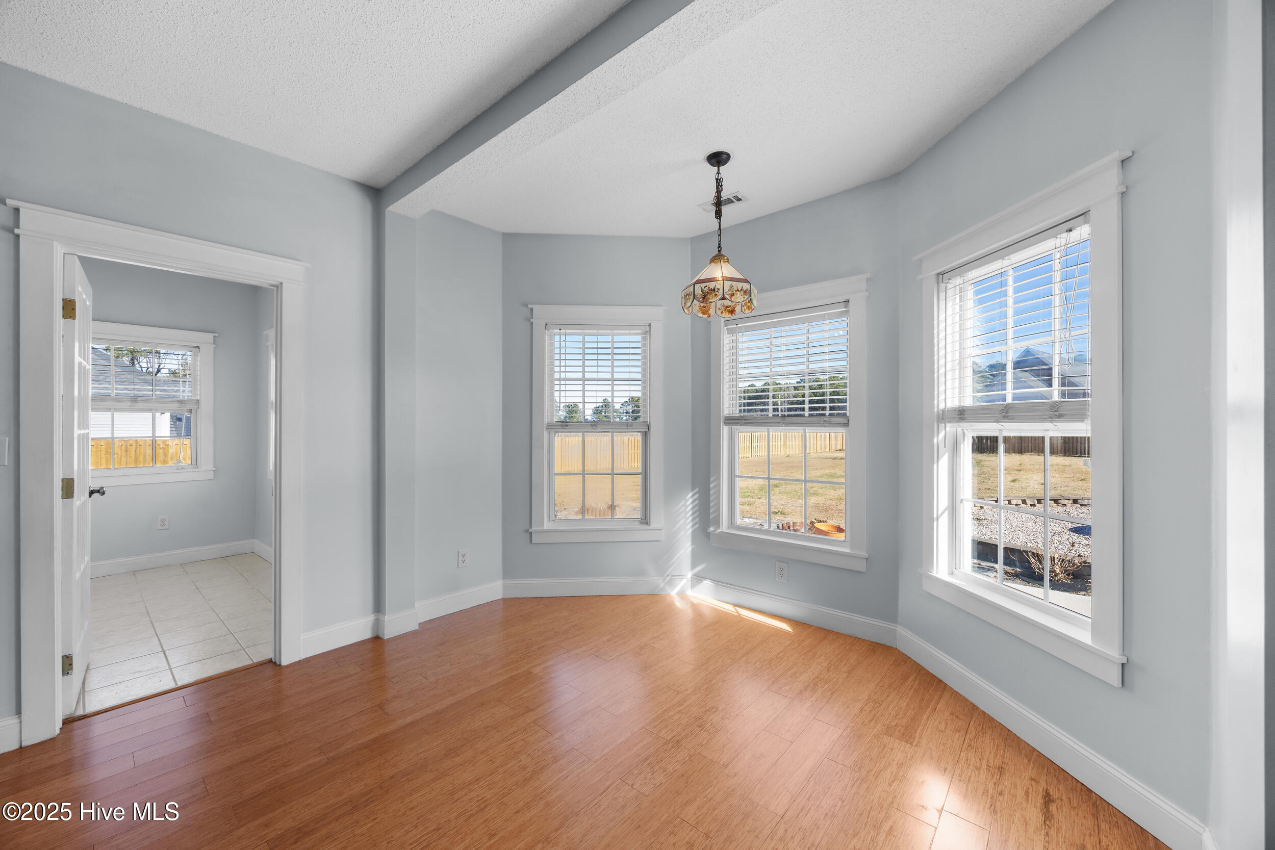 100545669 | Photo 16