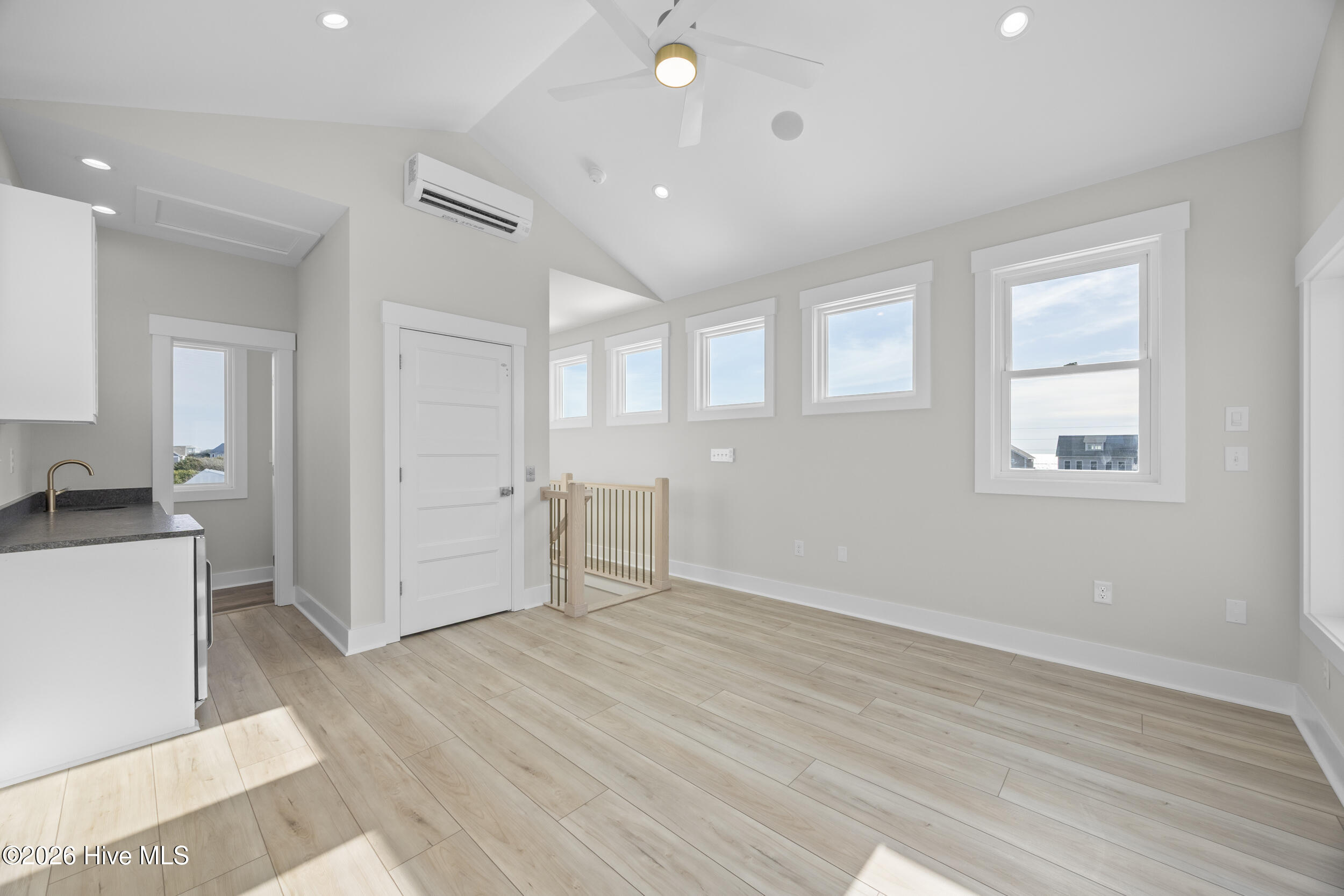 100543064 | Photo 58