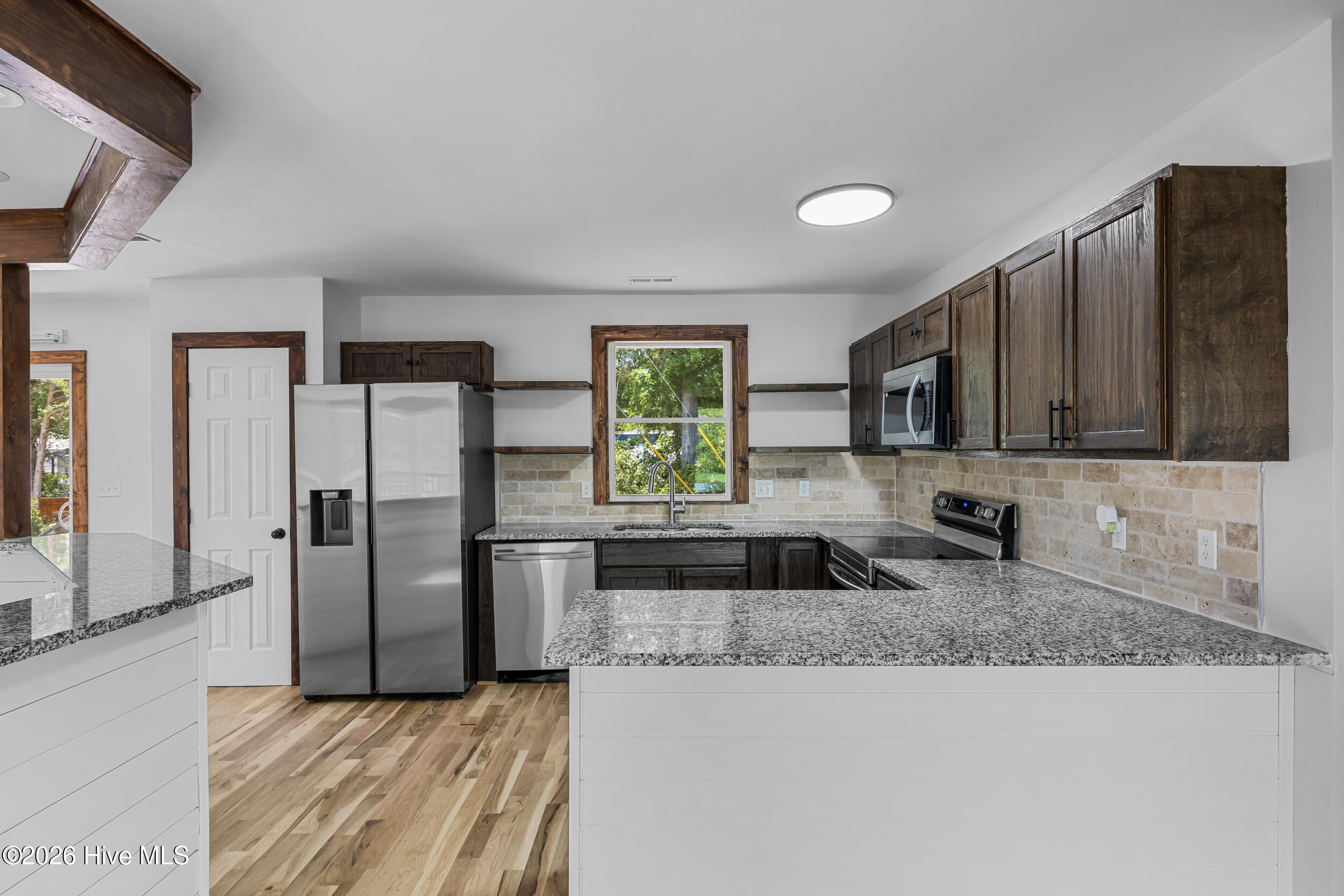 100568945 | Photo 18