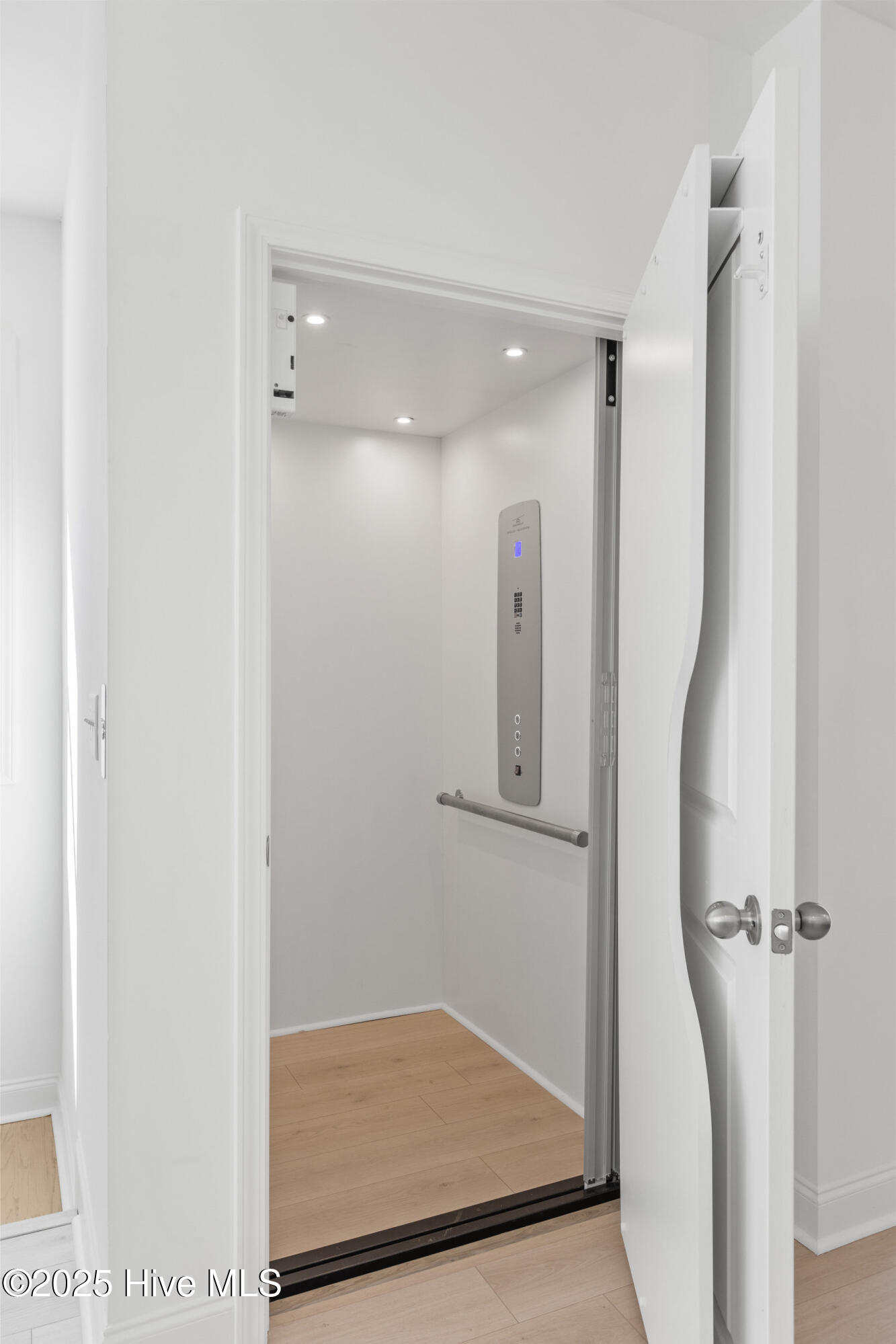 100499015 | Photo 22