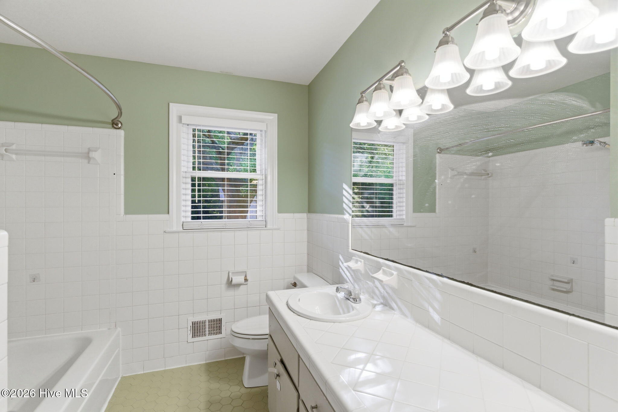 100569519 | Photo 34