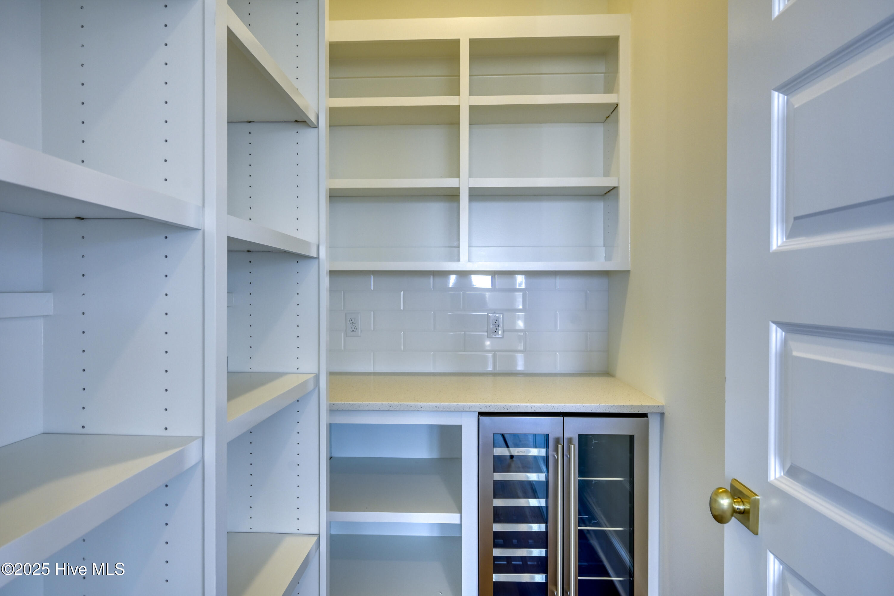 100516070 | Photo 25