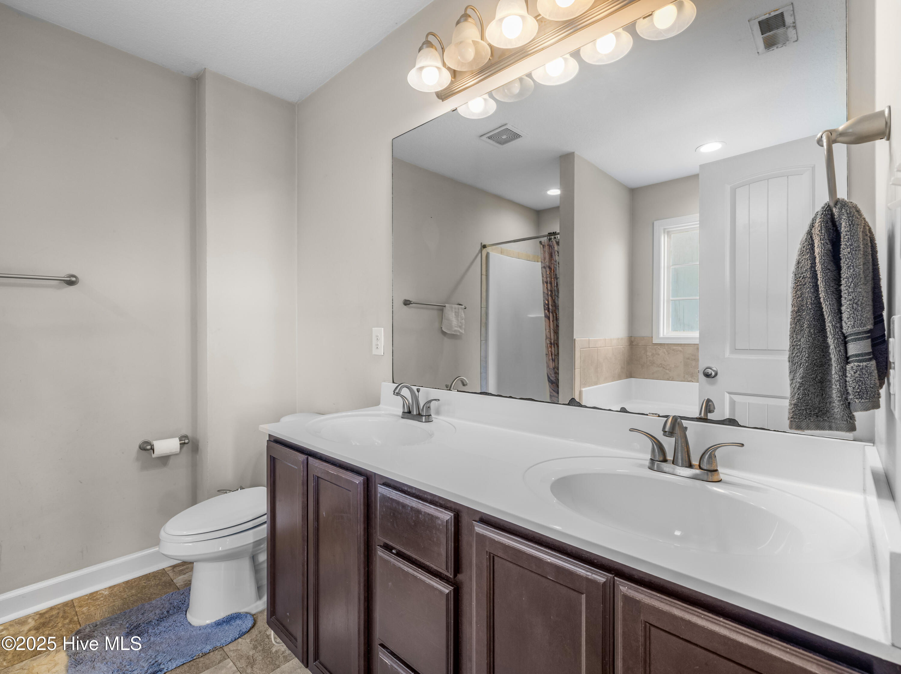 100538122 | Photo 30