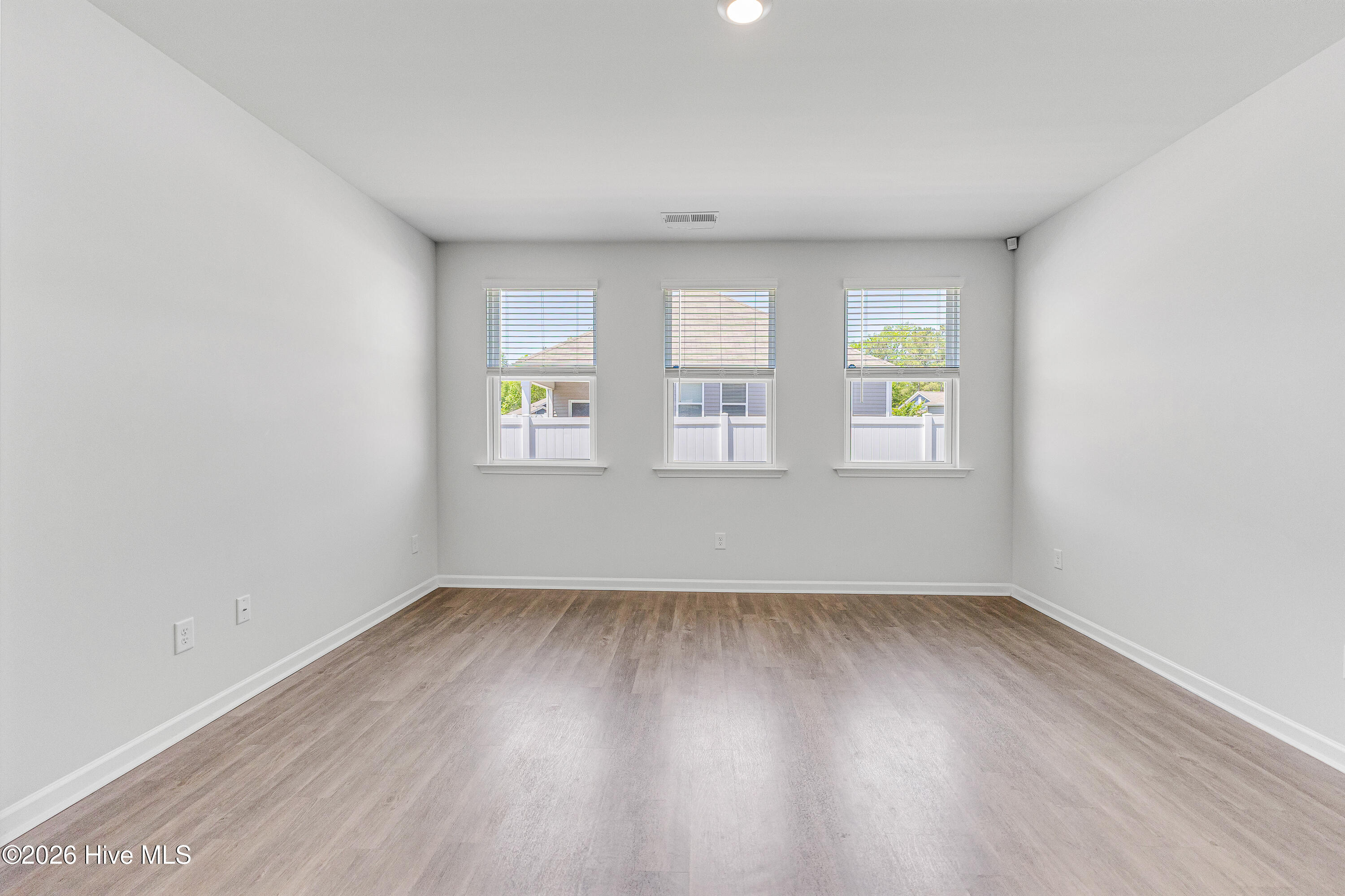 100521011 | Photo 18