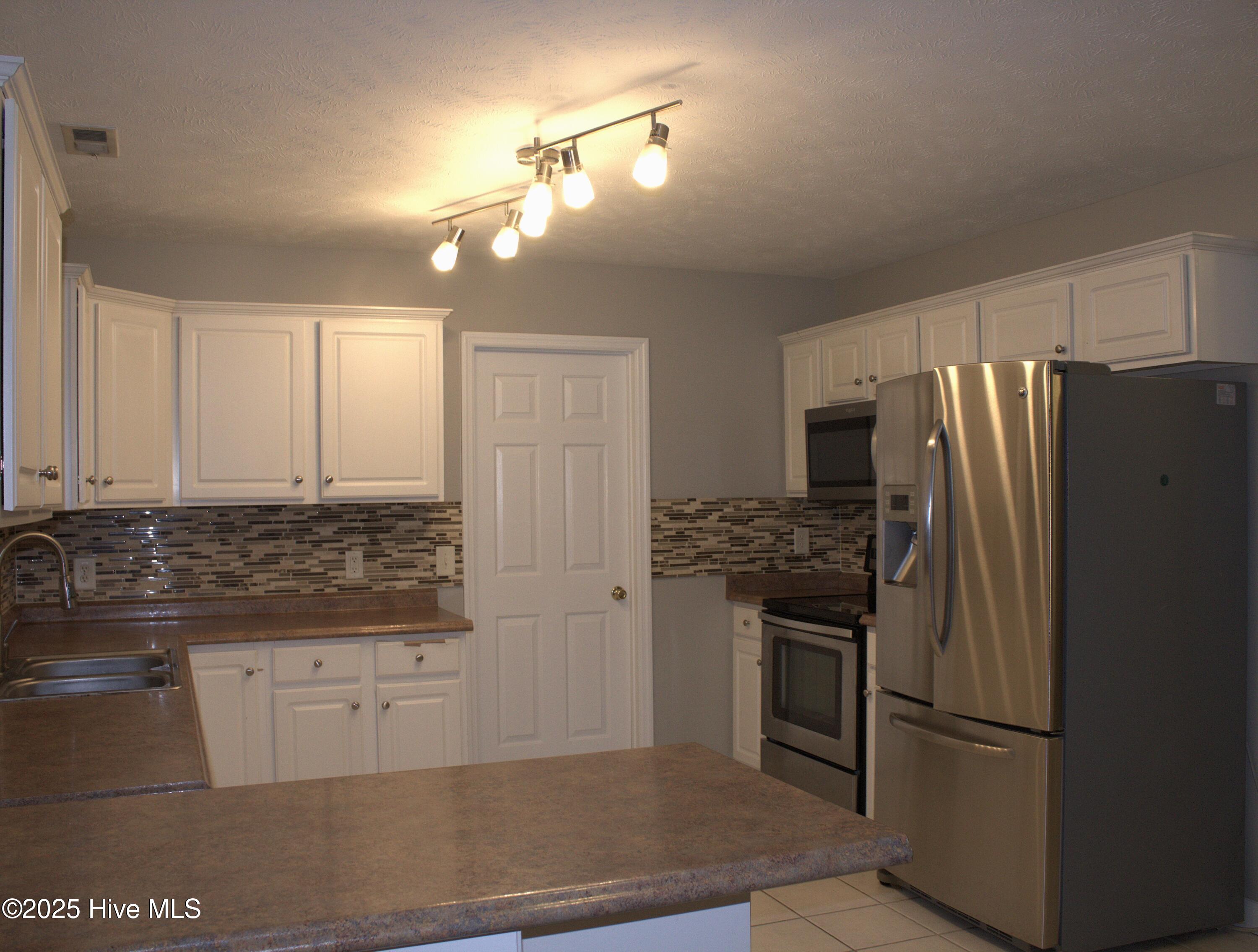 100520140 | Photo 15