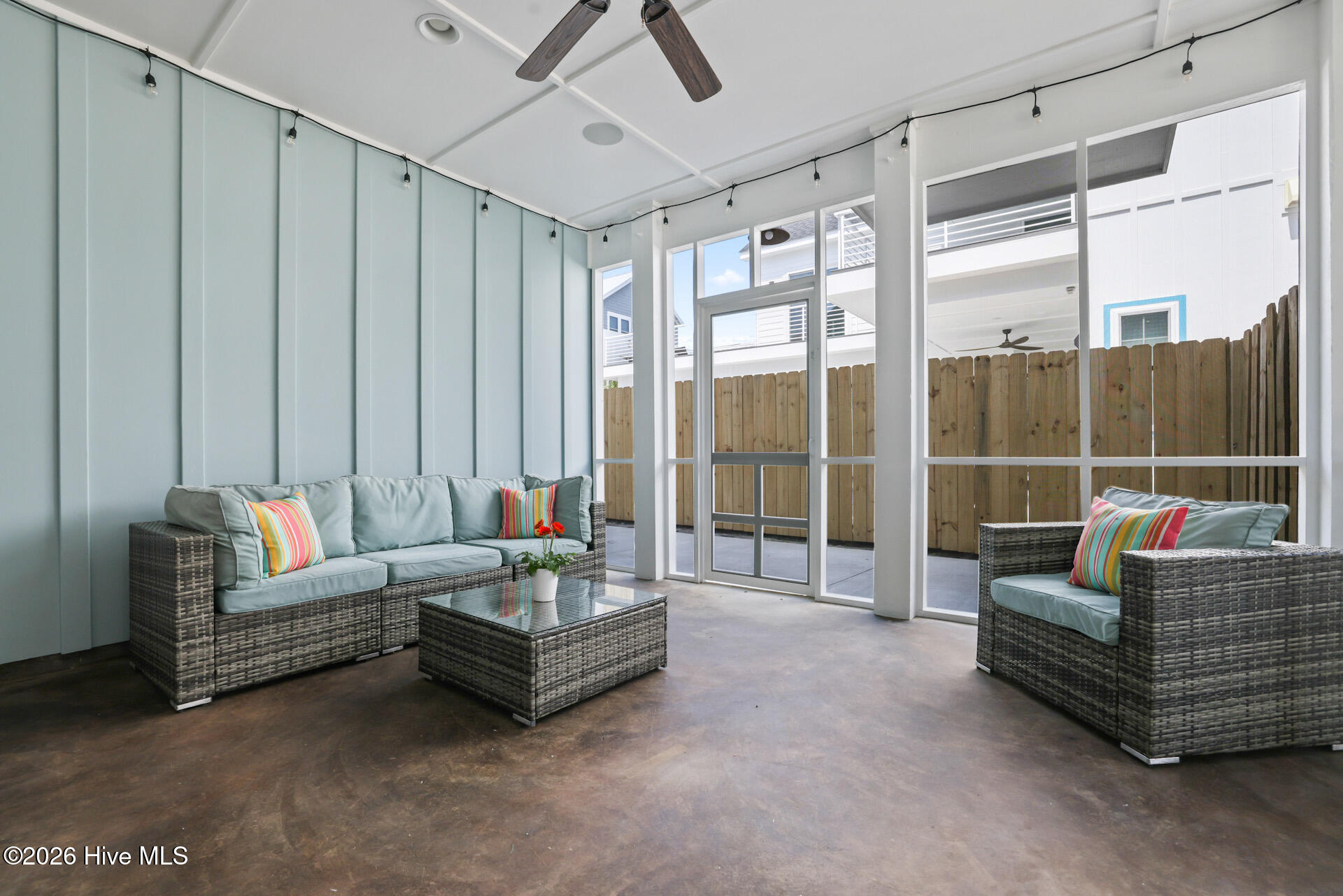 100567174 | Photo 40