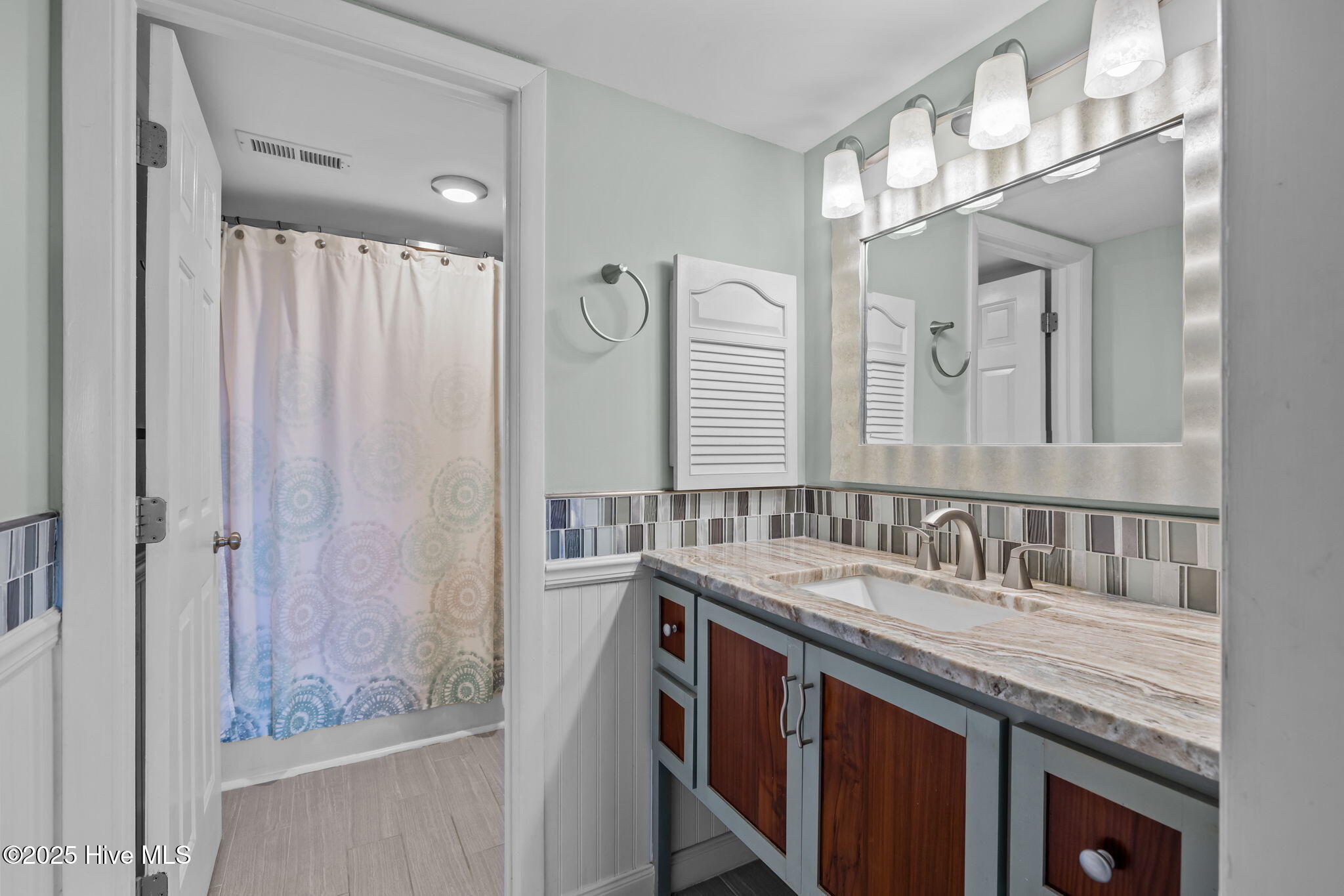 100518797 | Photo 30