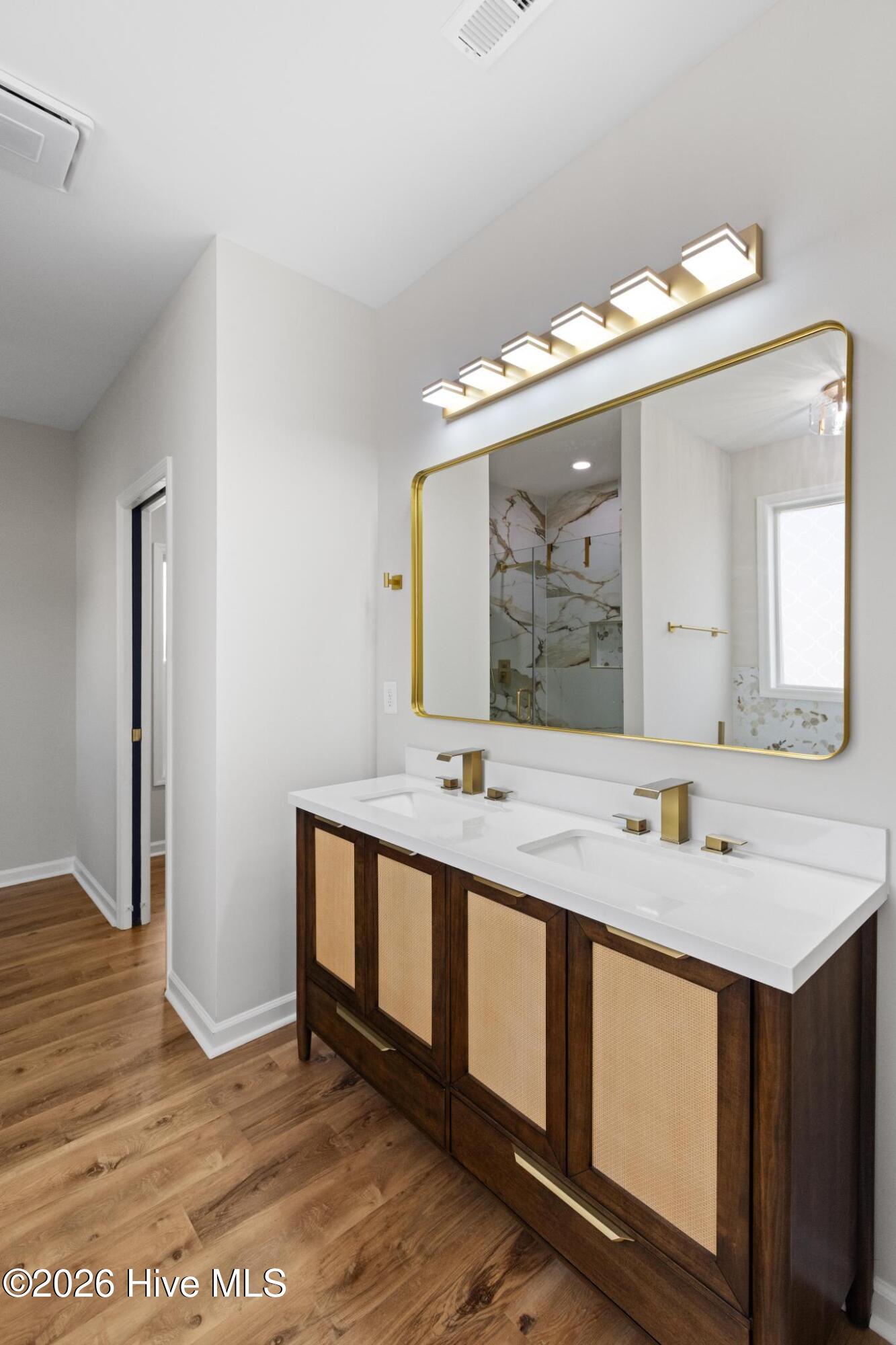 100515013 | Photo 26