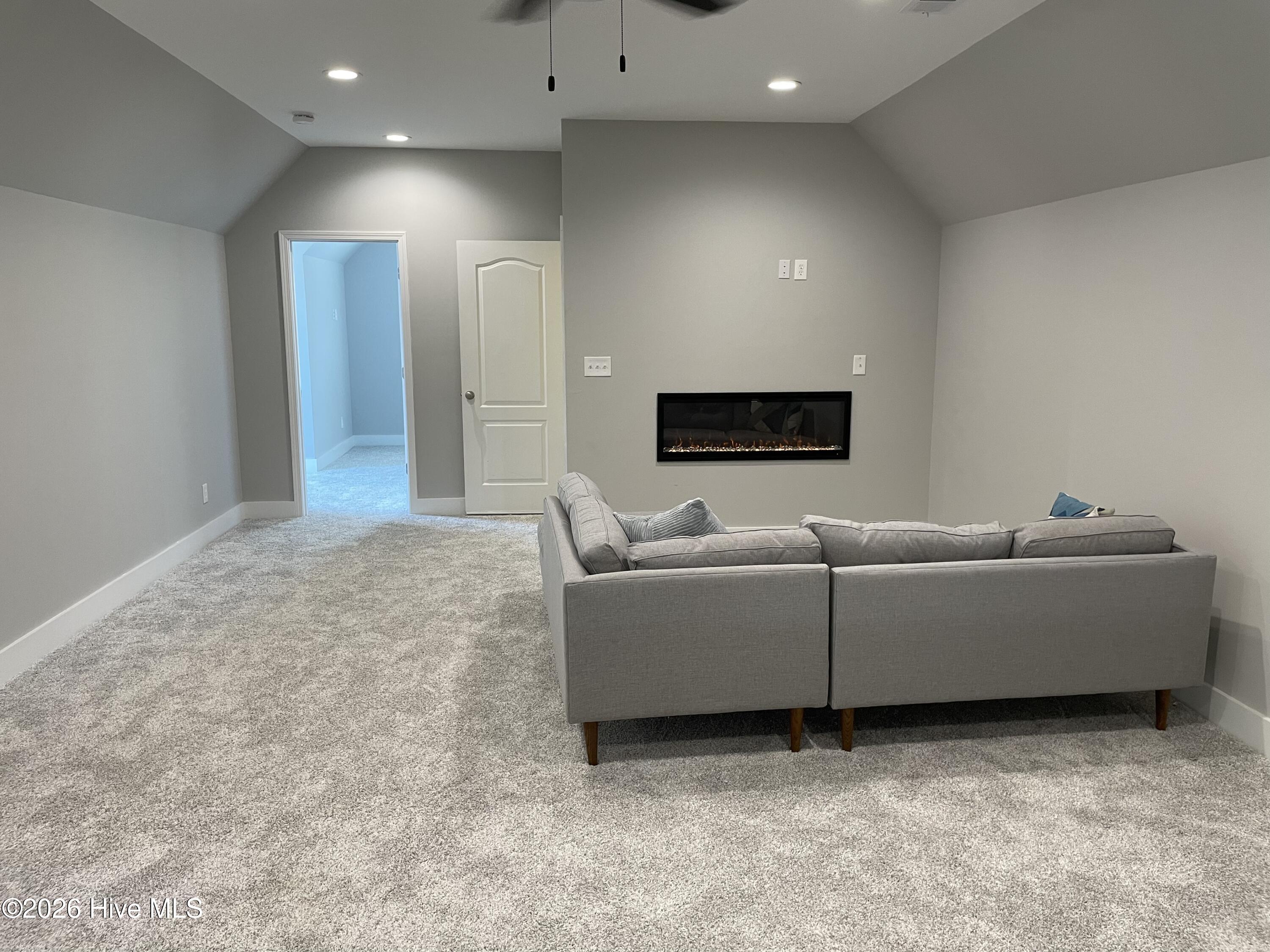 100568375 | Photo 33