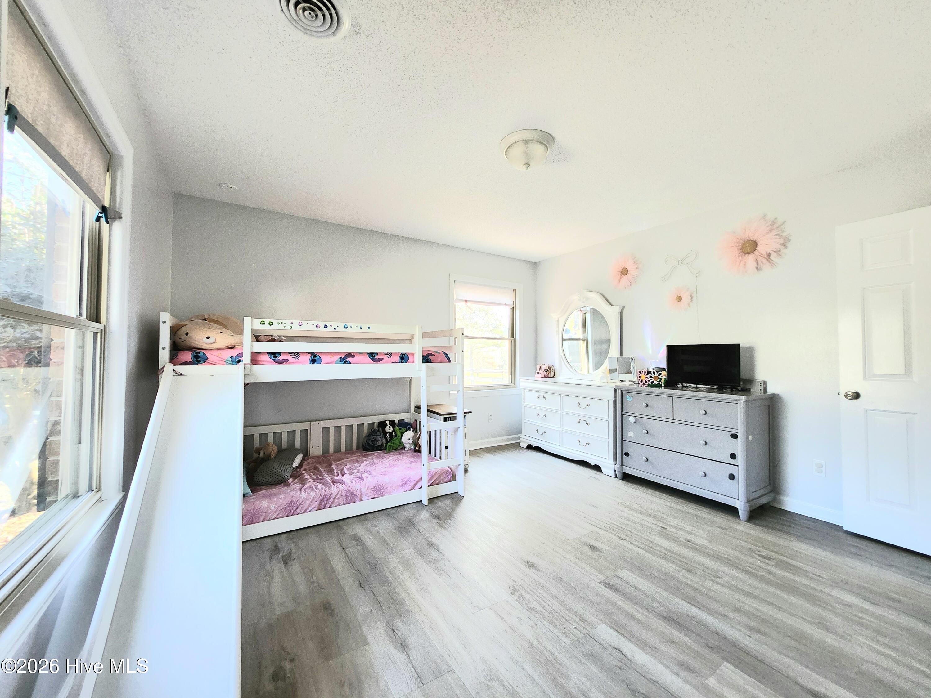 100563427 | Photo 23