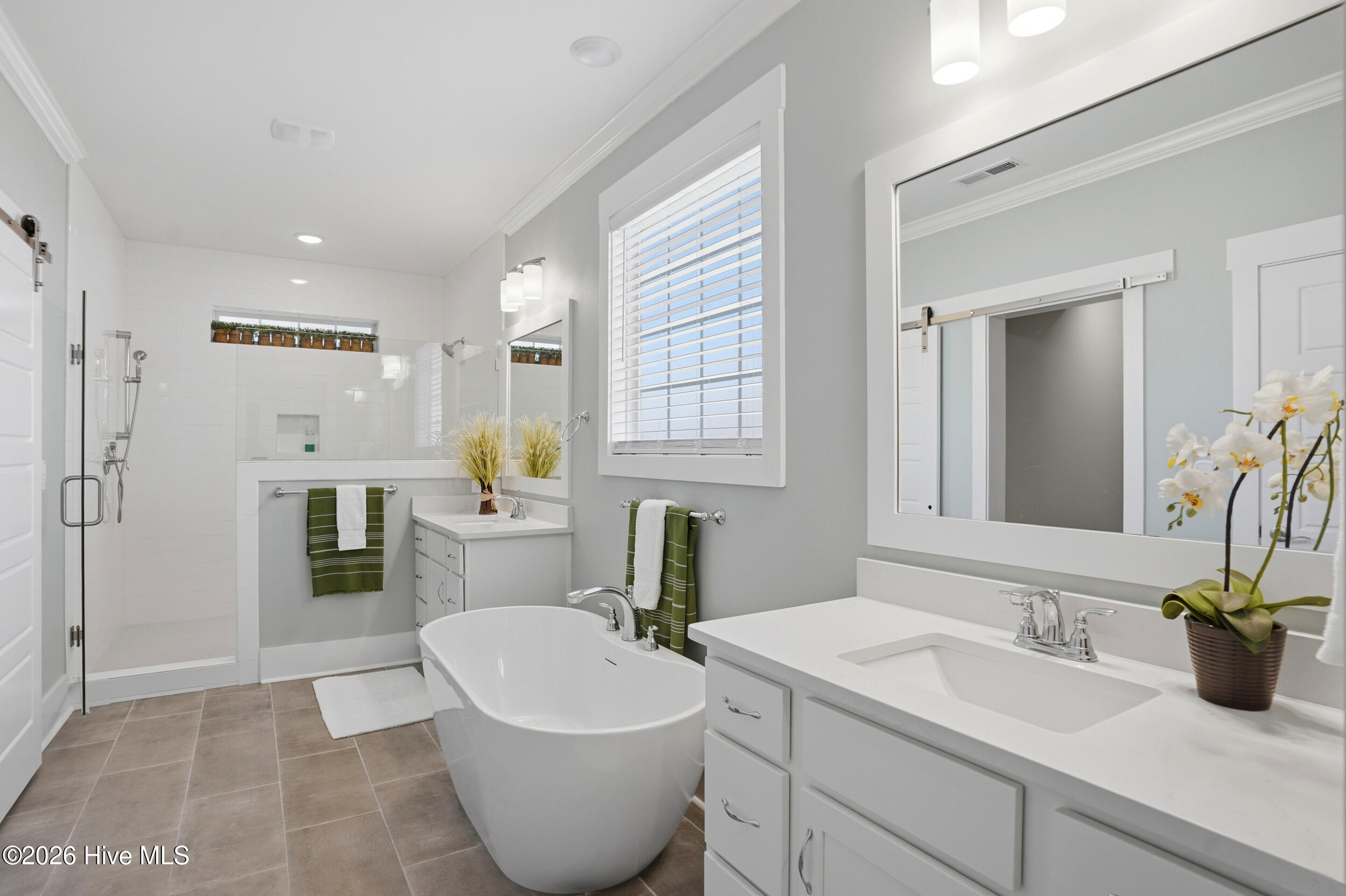 100565471 | Photo 28