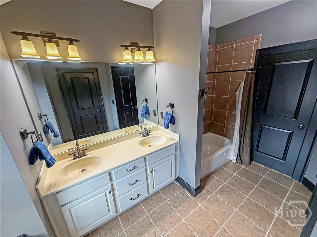 Shared Upstairs Bathroom w/double vanity