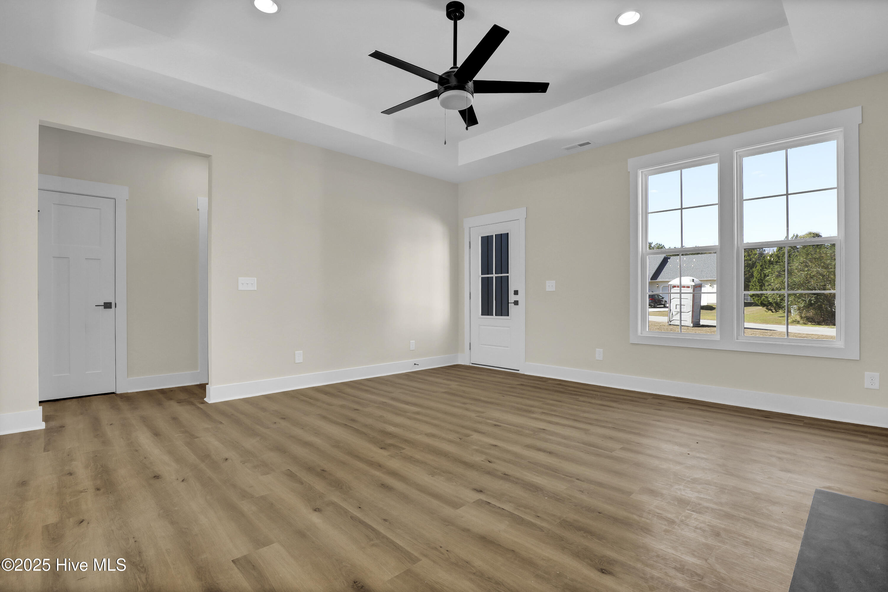 100542406 | Photo 11