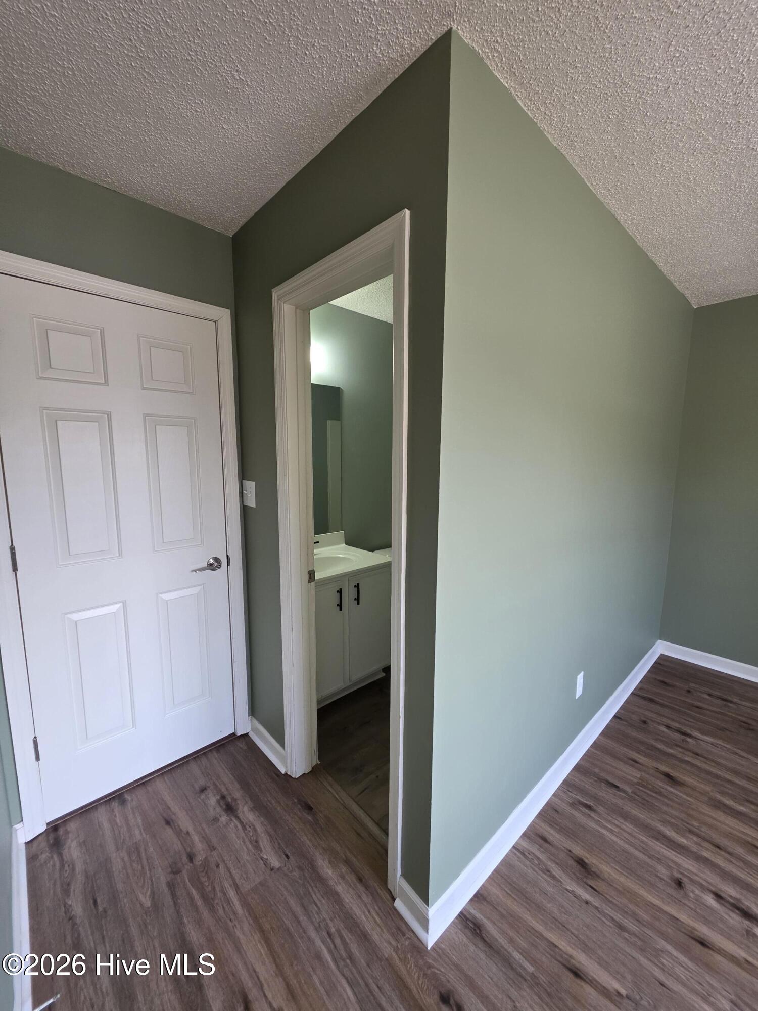 100557876 | Photo 13