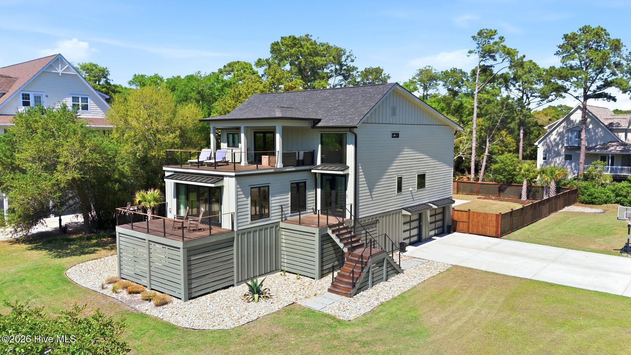 100568012 | Photo 90