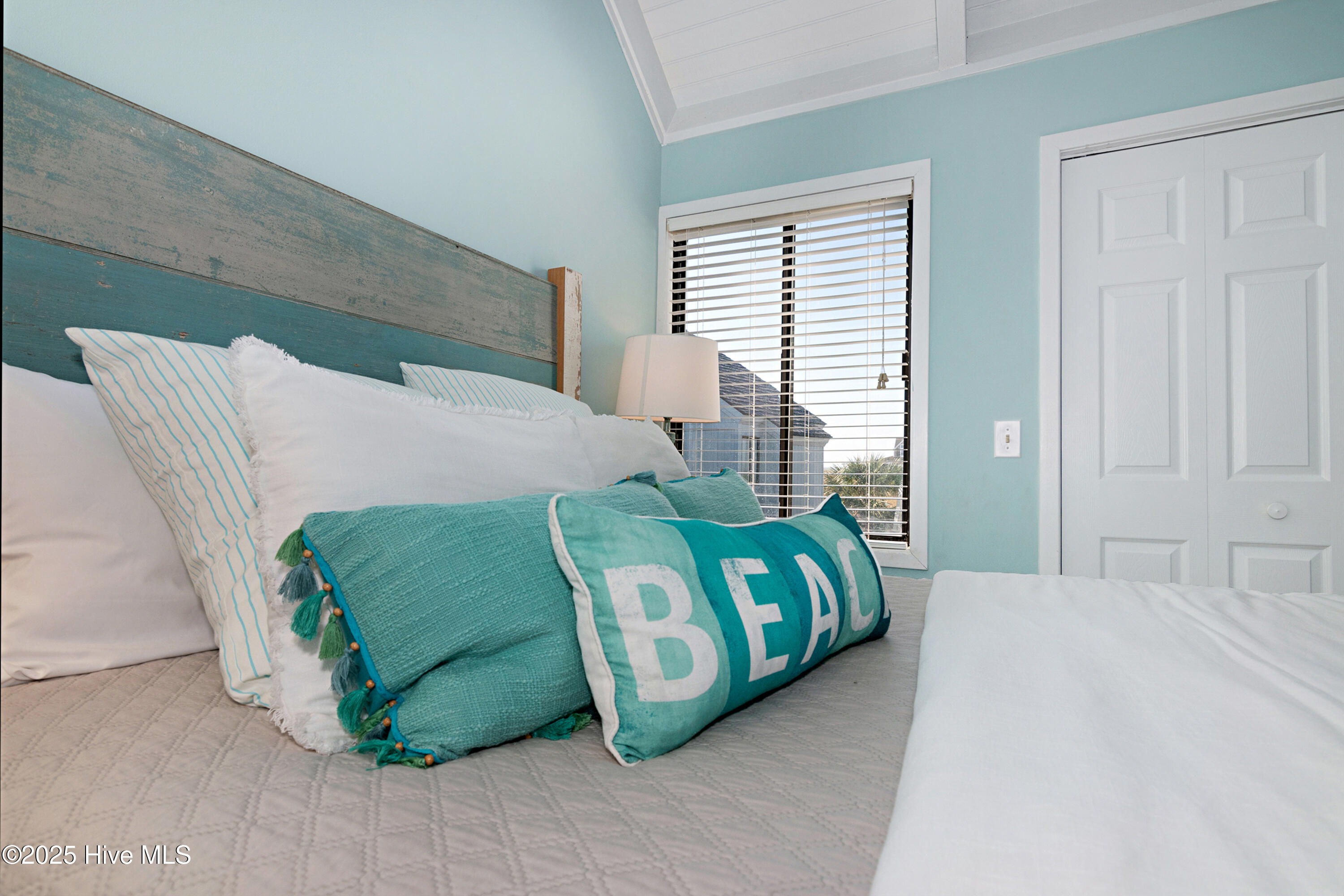 100526215 | Photo 35