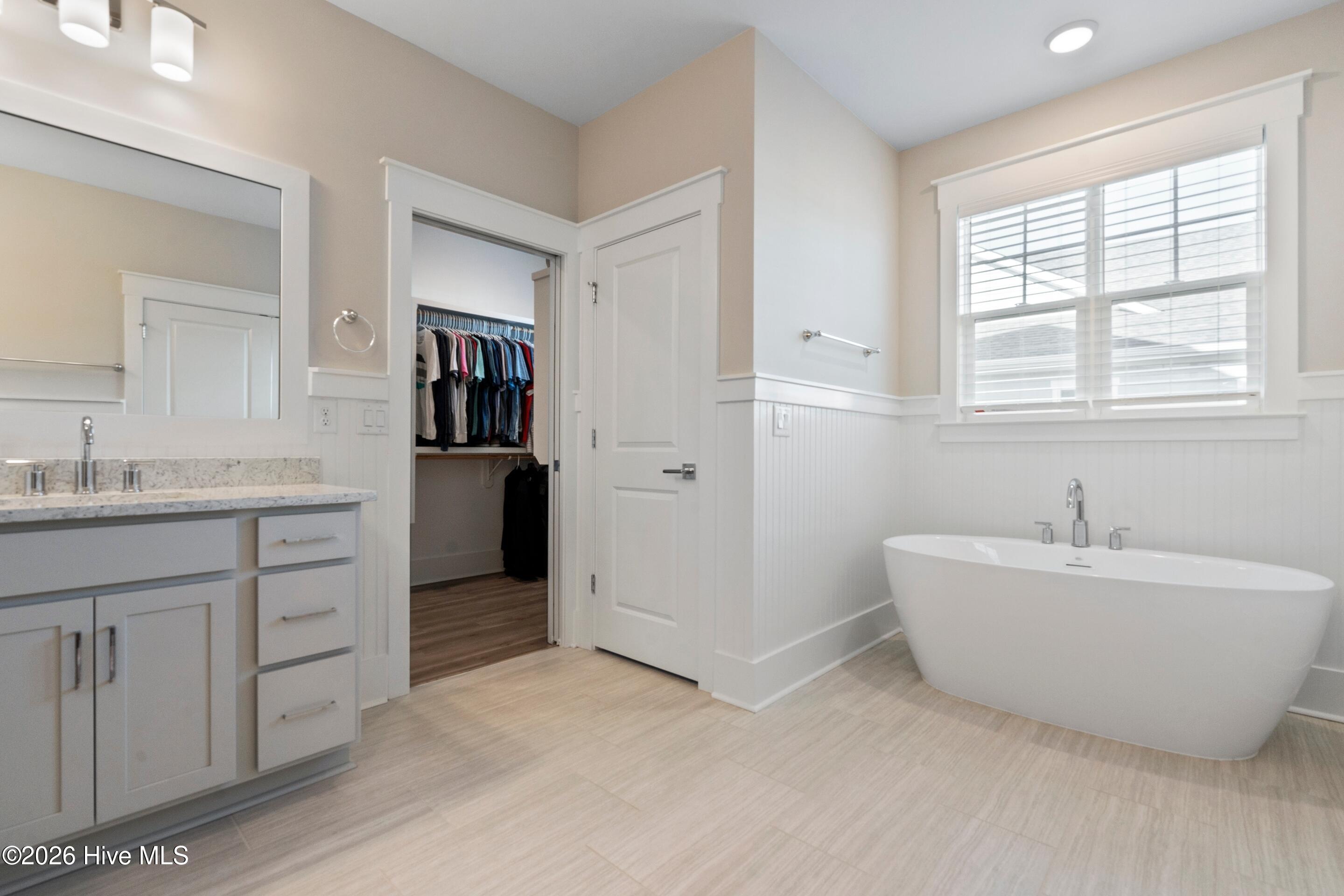 100549820 | Photo 18