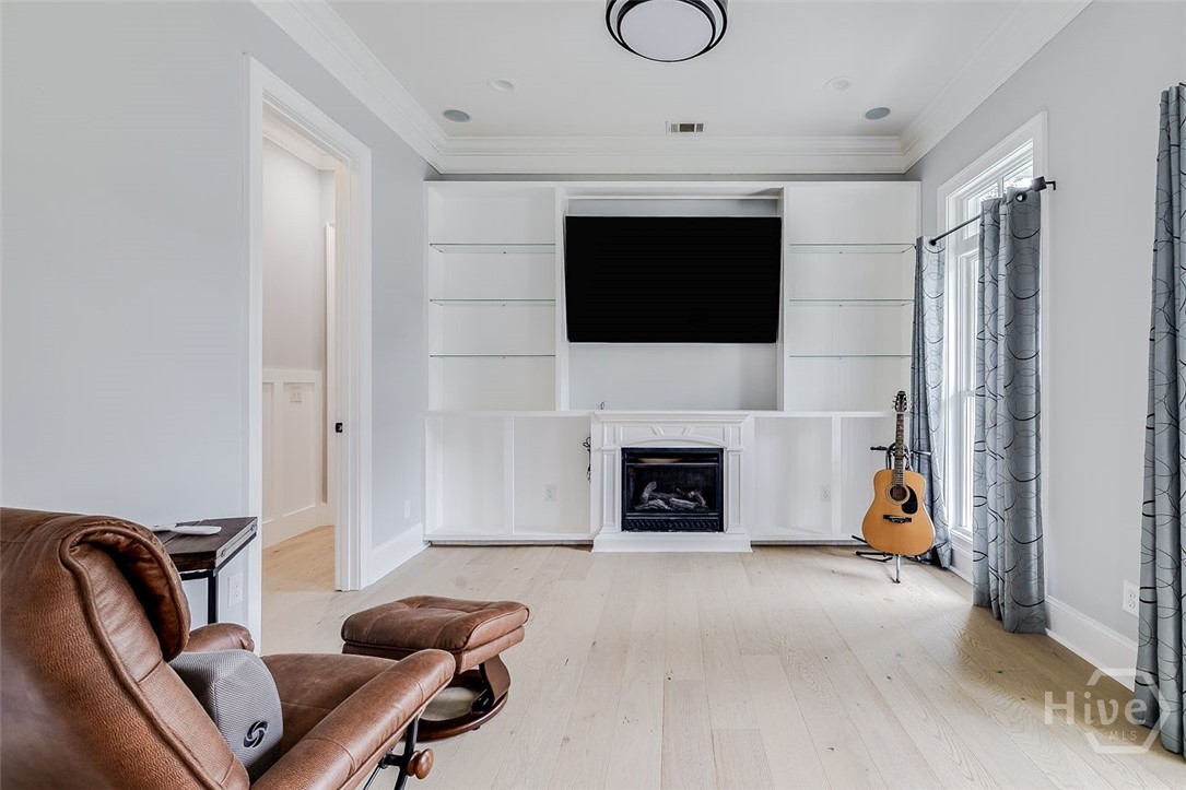 Fireplace & Built Ins
