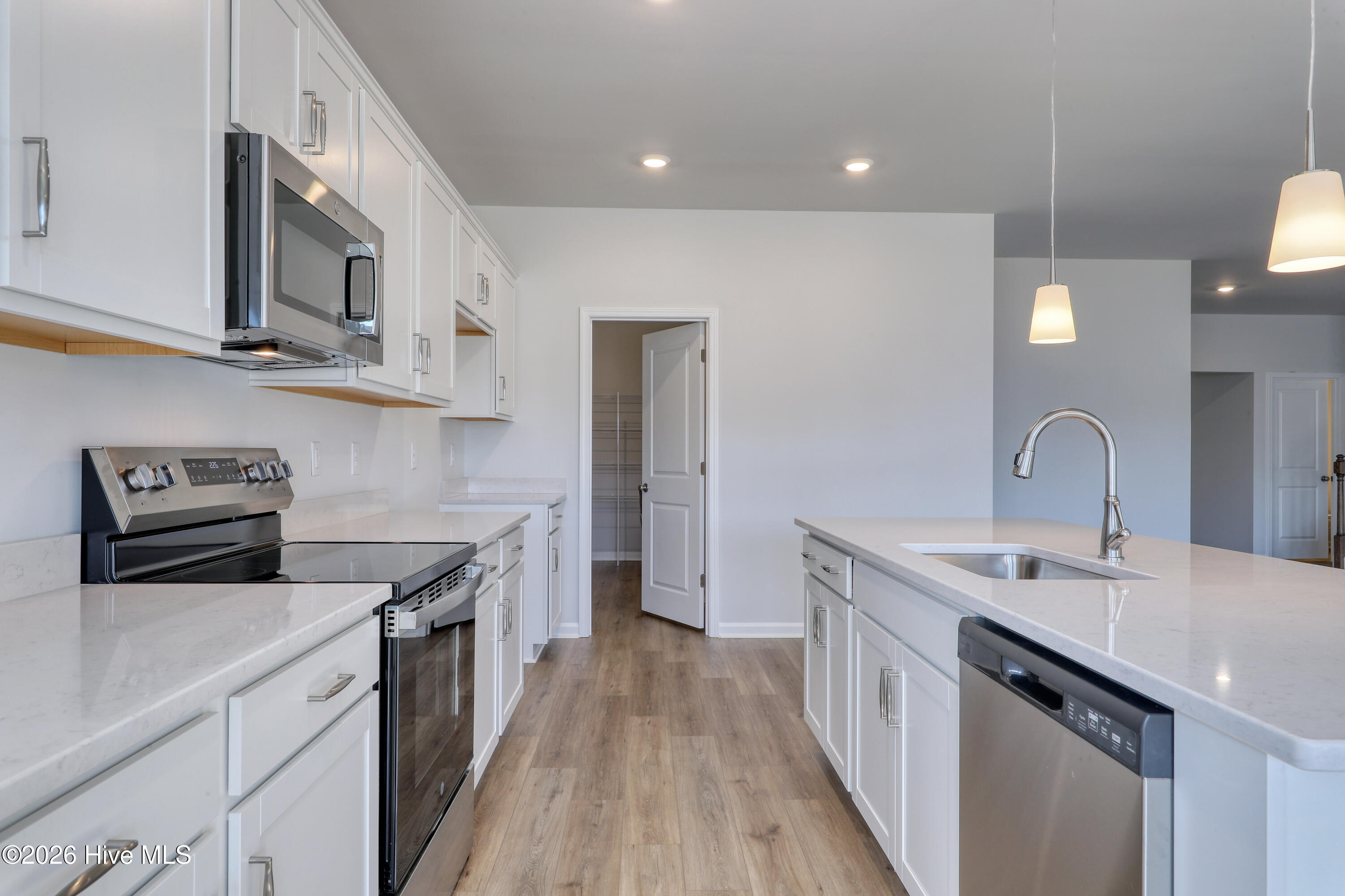 100520323 | Photo 13