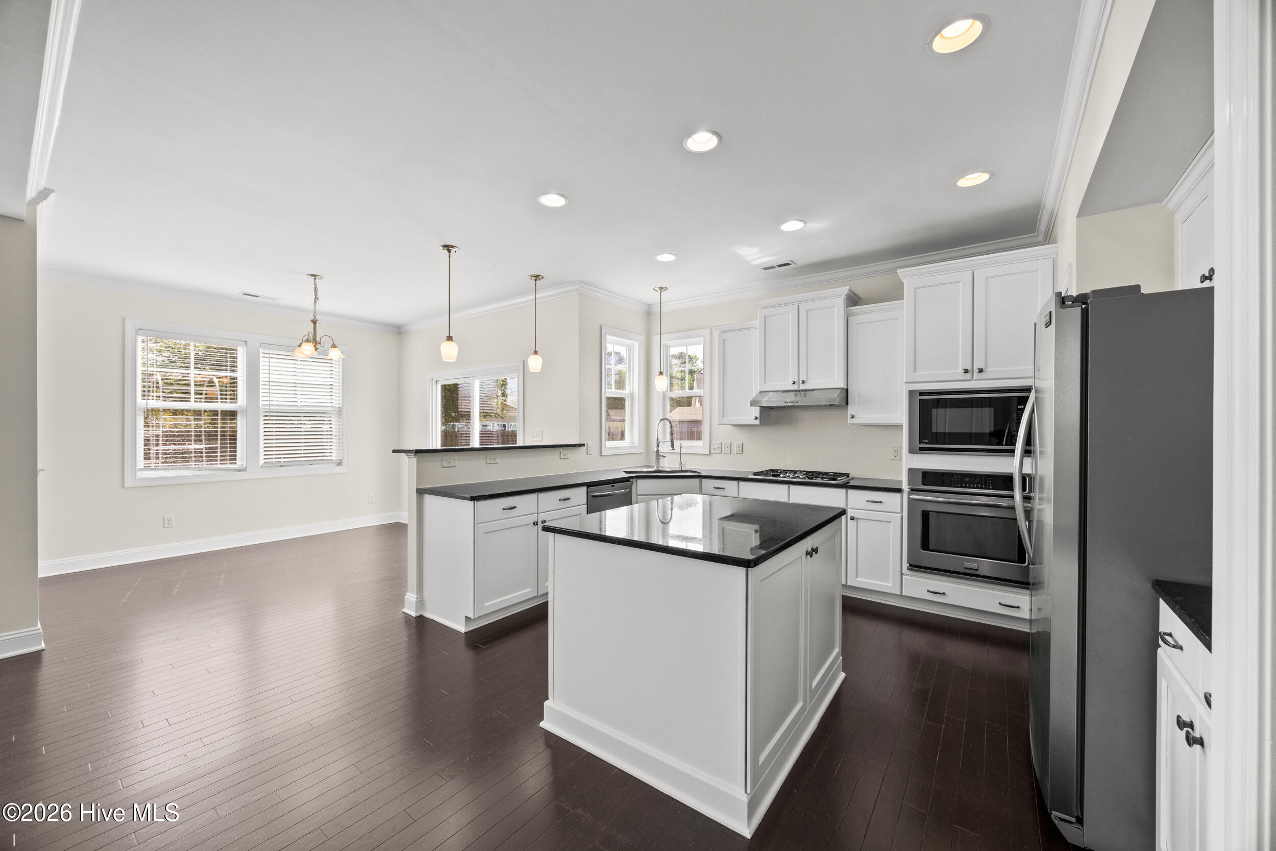 100568241 | Photo 23