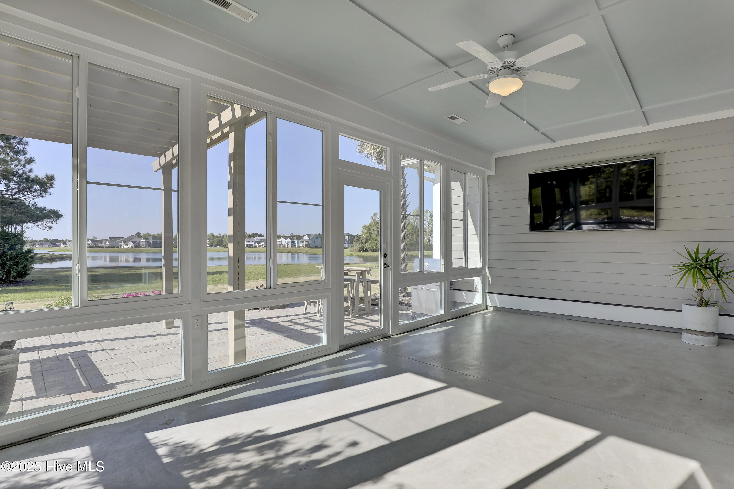 100565808 | Photo 25