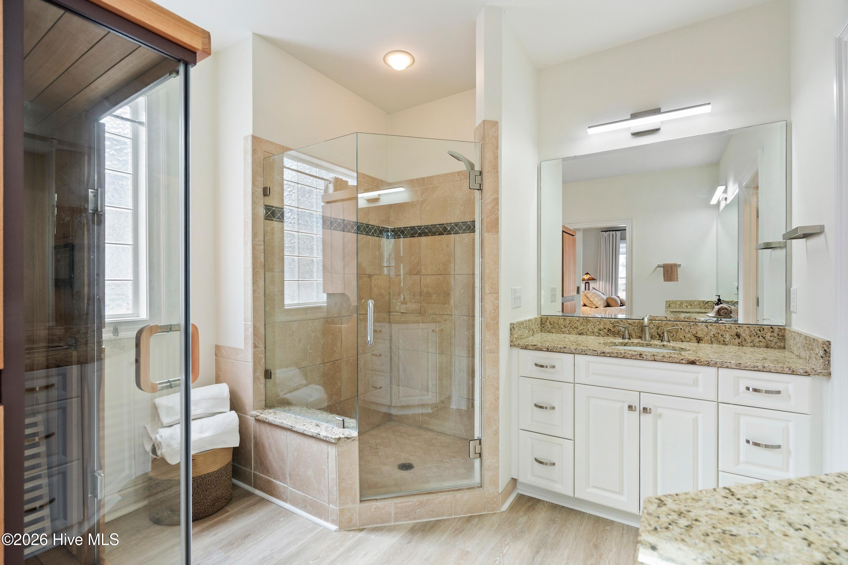 100548933 | Photo 43