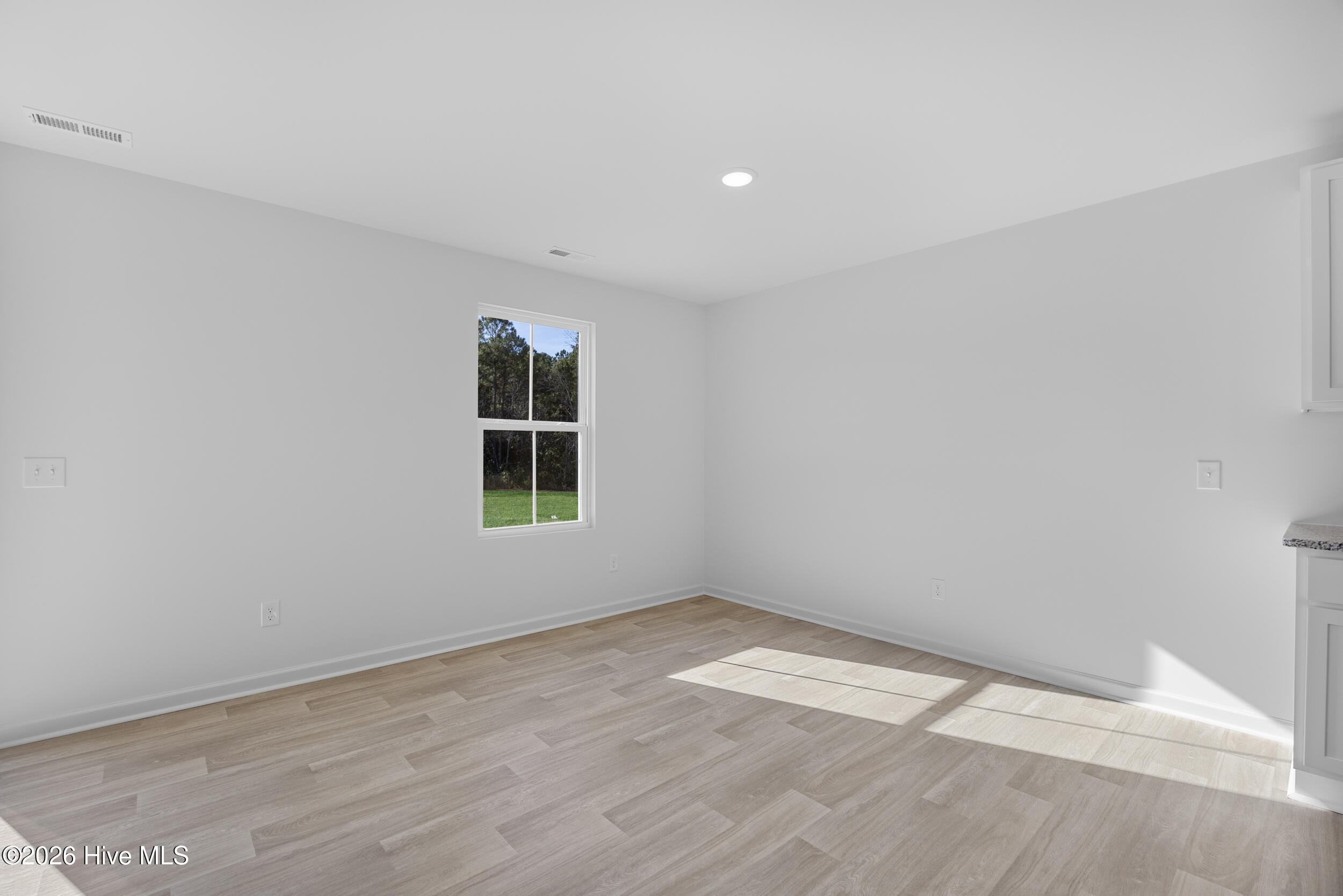 100548310 | Photo 16