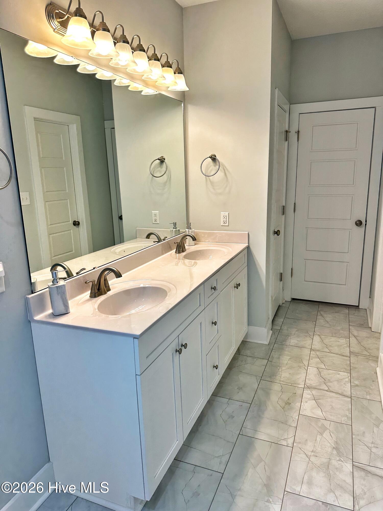 100555185 | Photo 33