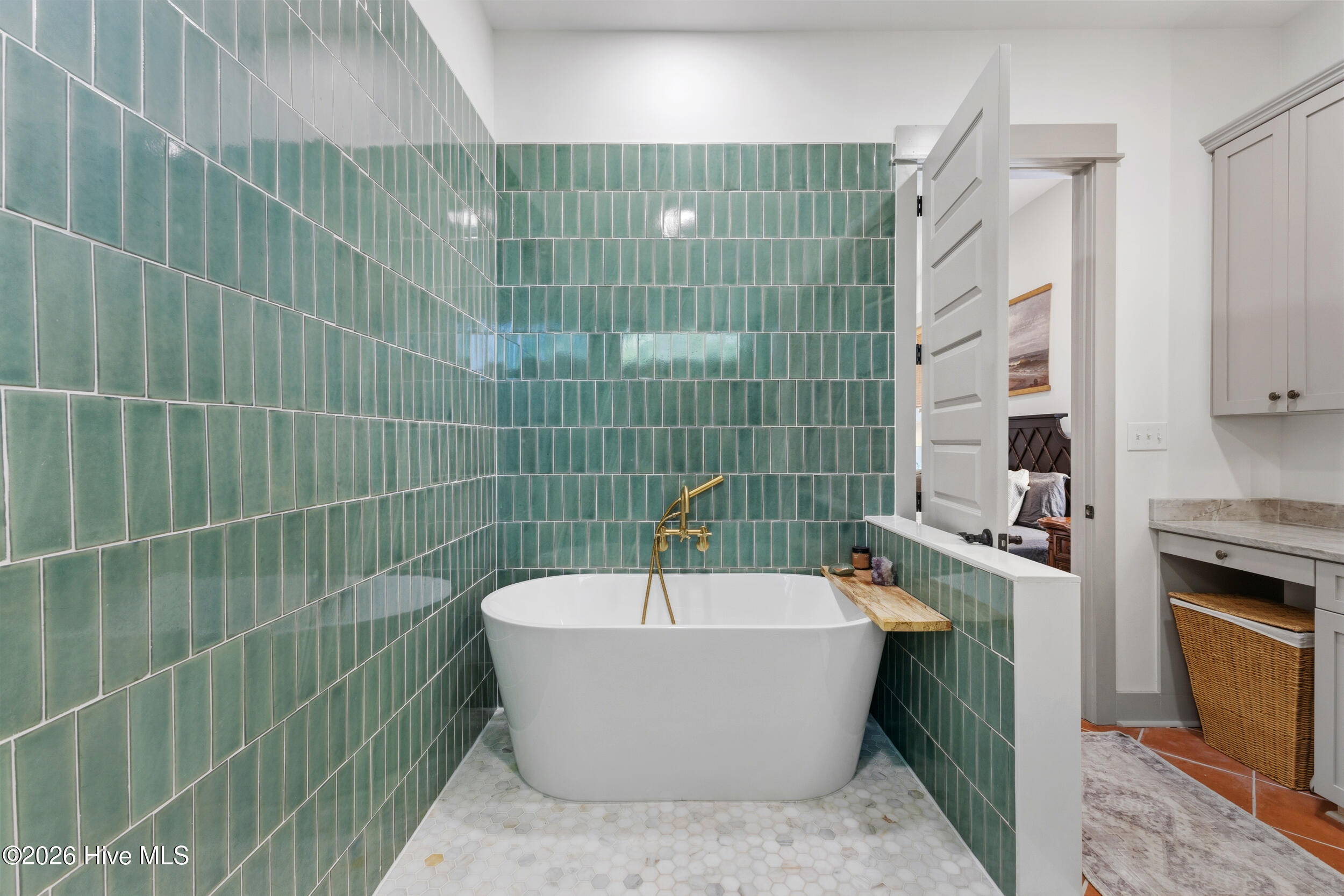 100570688 | Photo 31