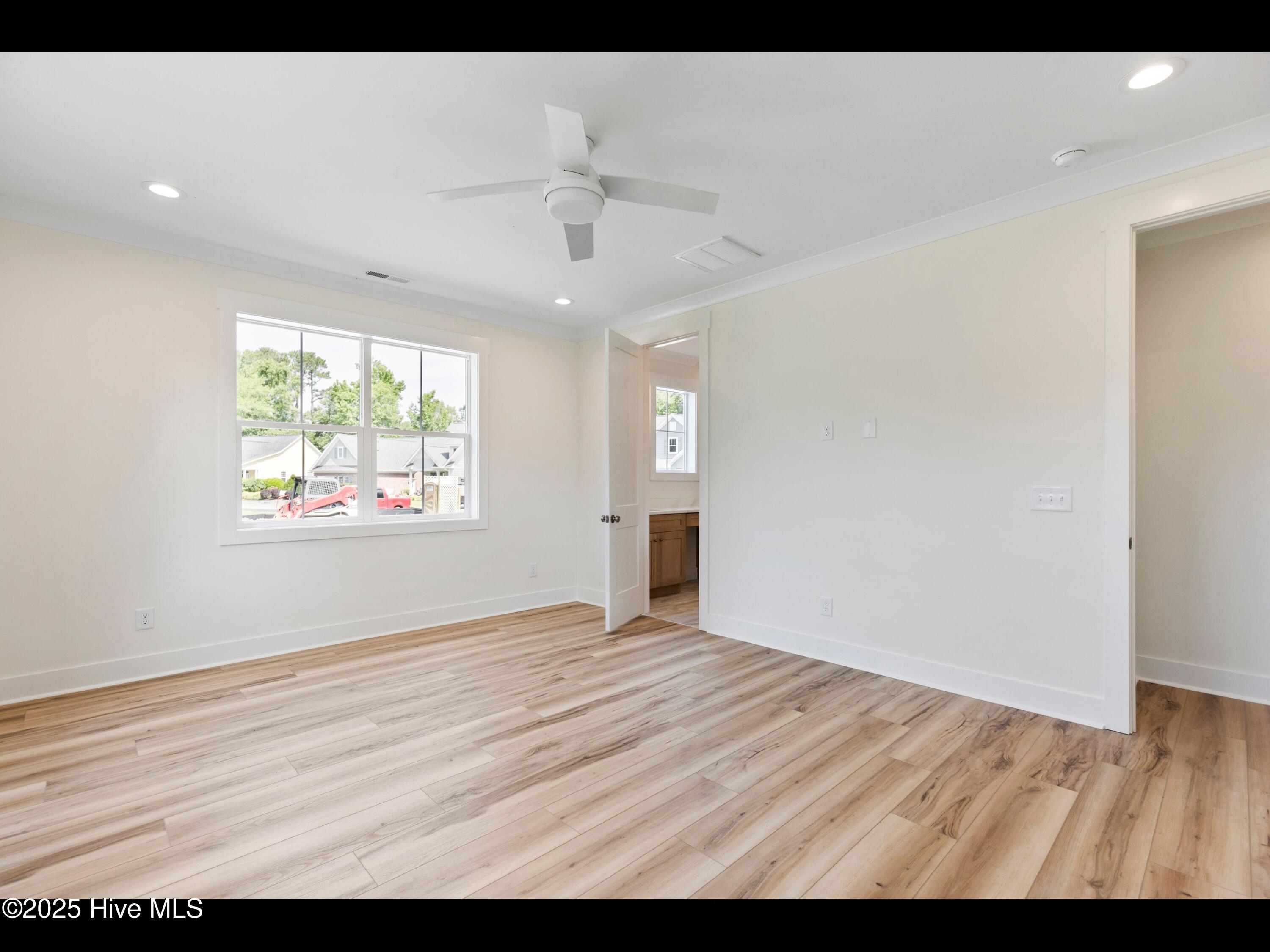 100490321 | Photo 24