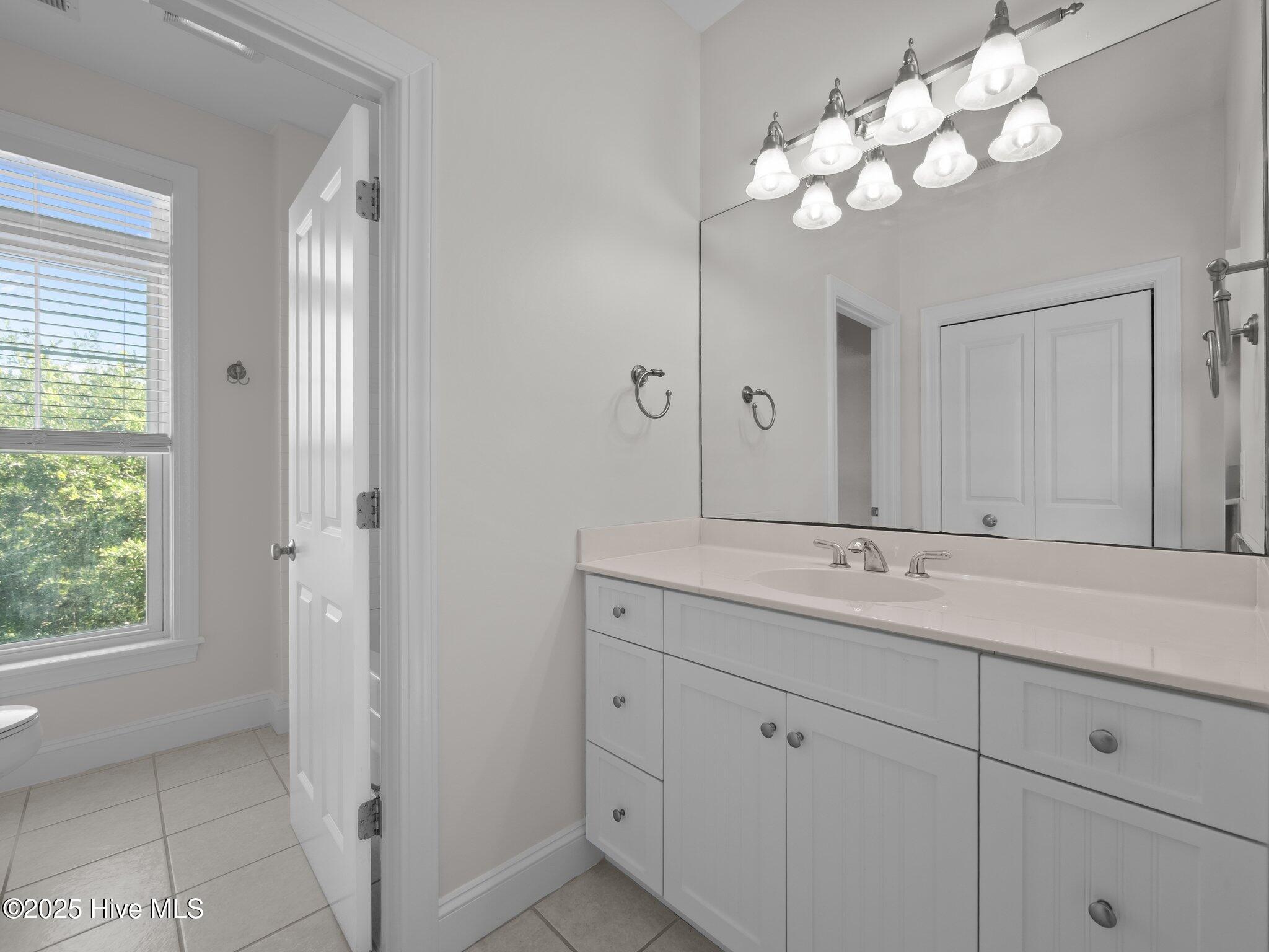 100518679 | Photo 25