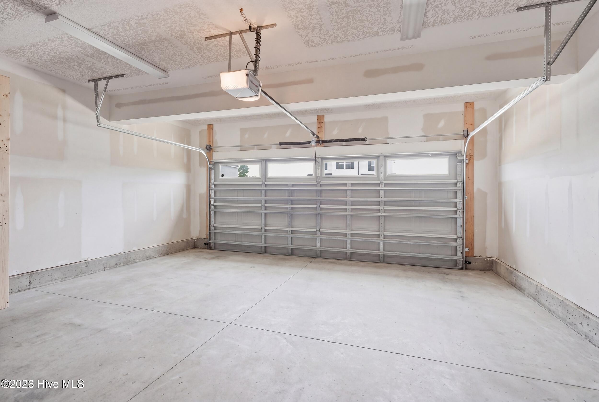 100570455 | Photo 16