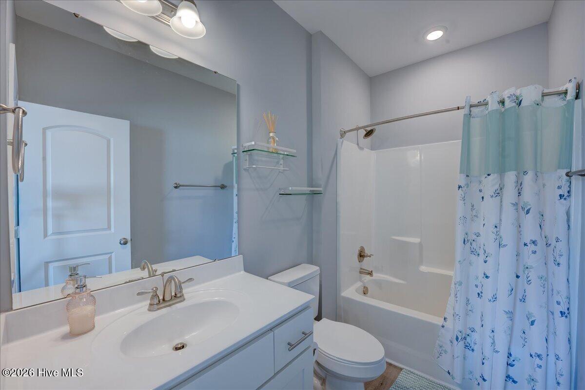 100567041 | Photo 35