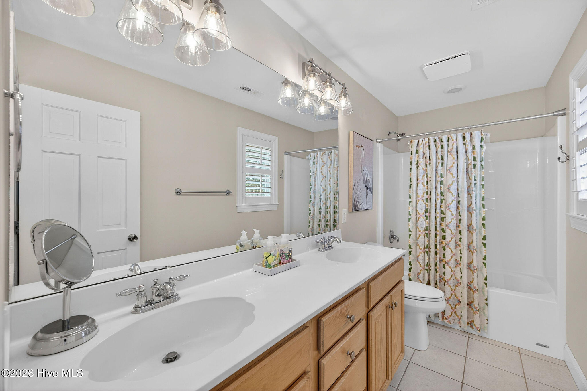 100558611 | Photo 51