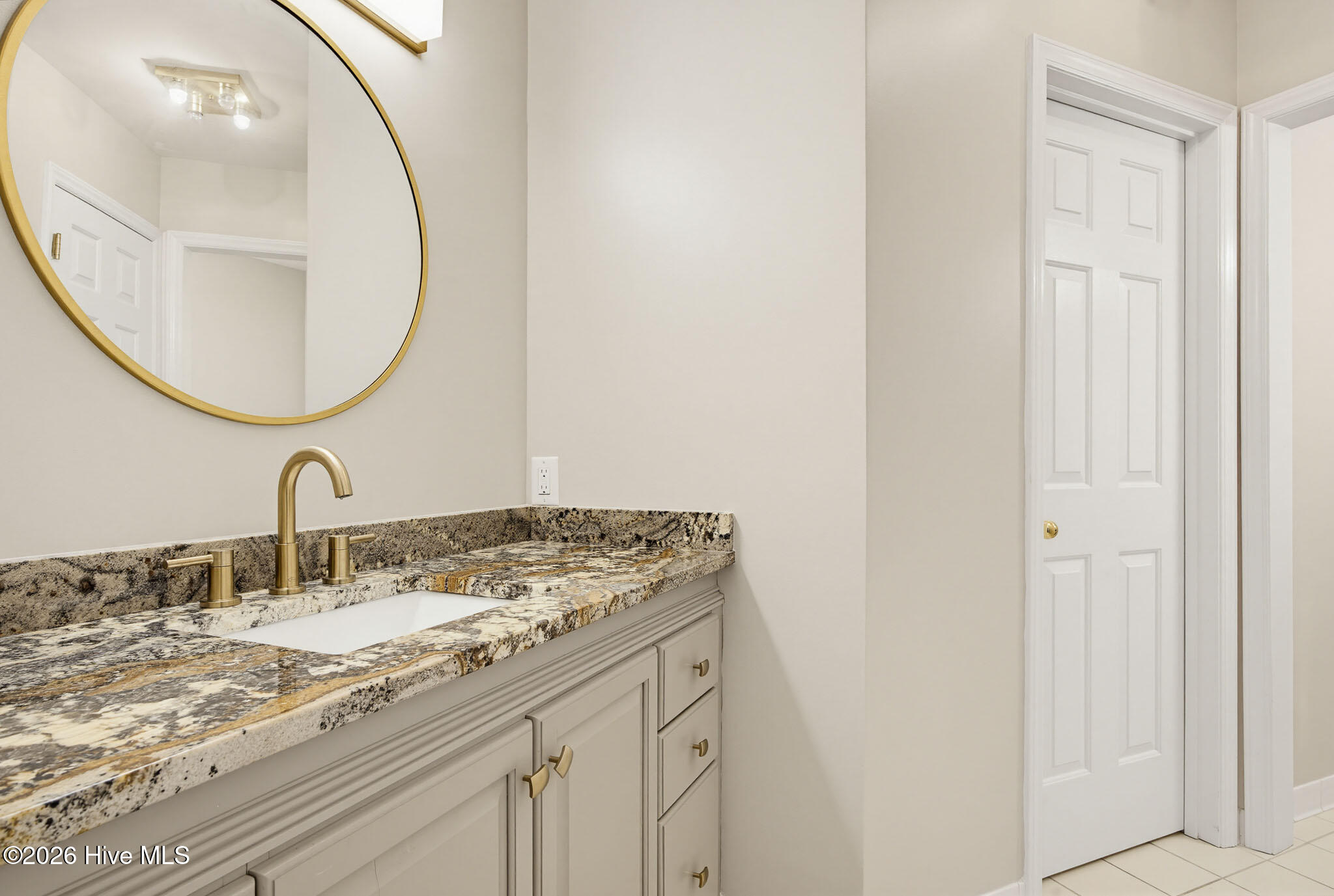 100570266 | Photo 43