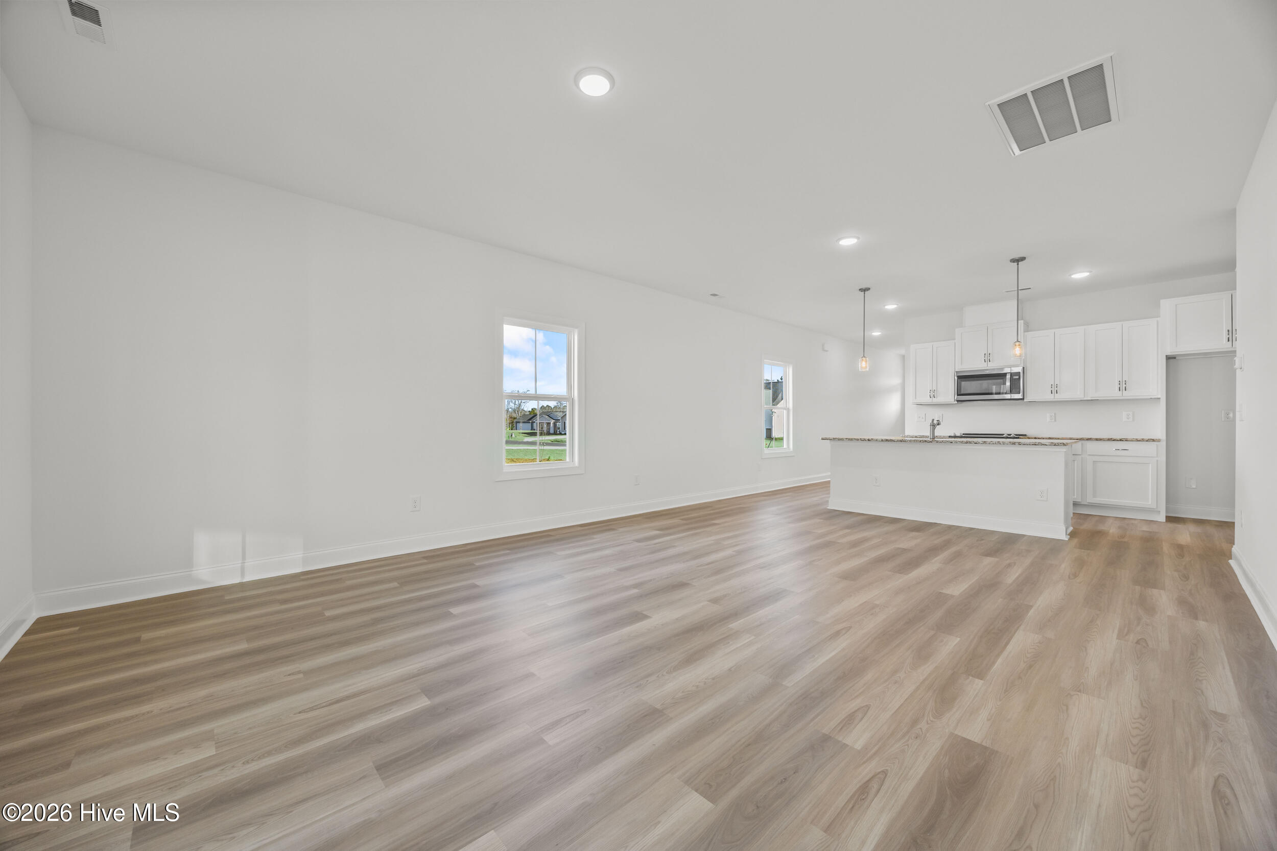 100549370 | Photo 20