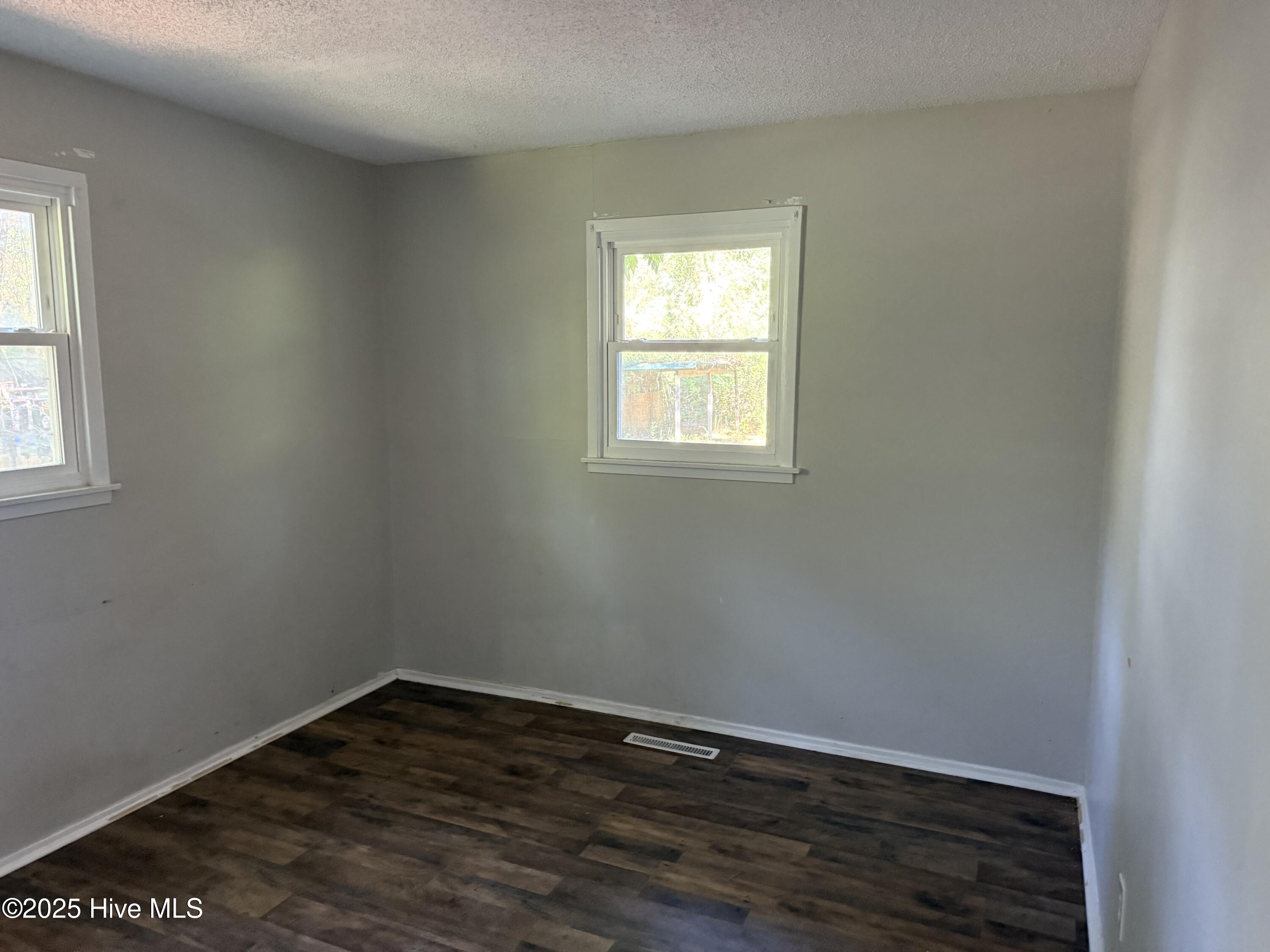 100537405 | Photo 26