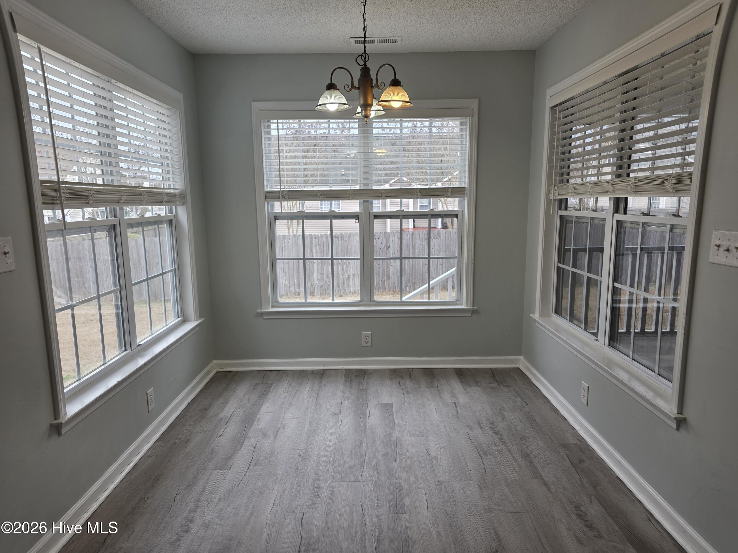 100550405 | Photo 17