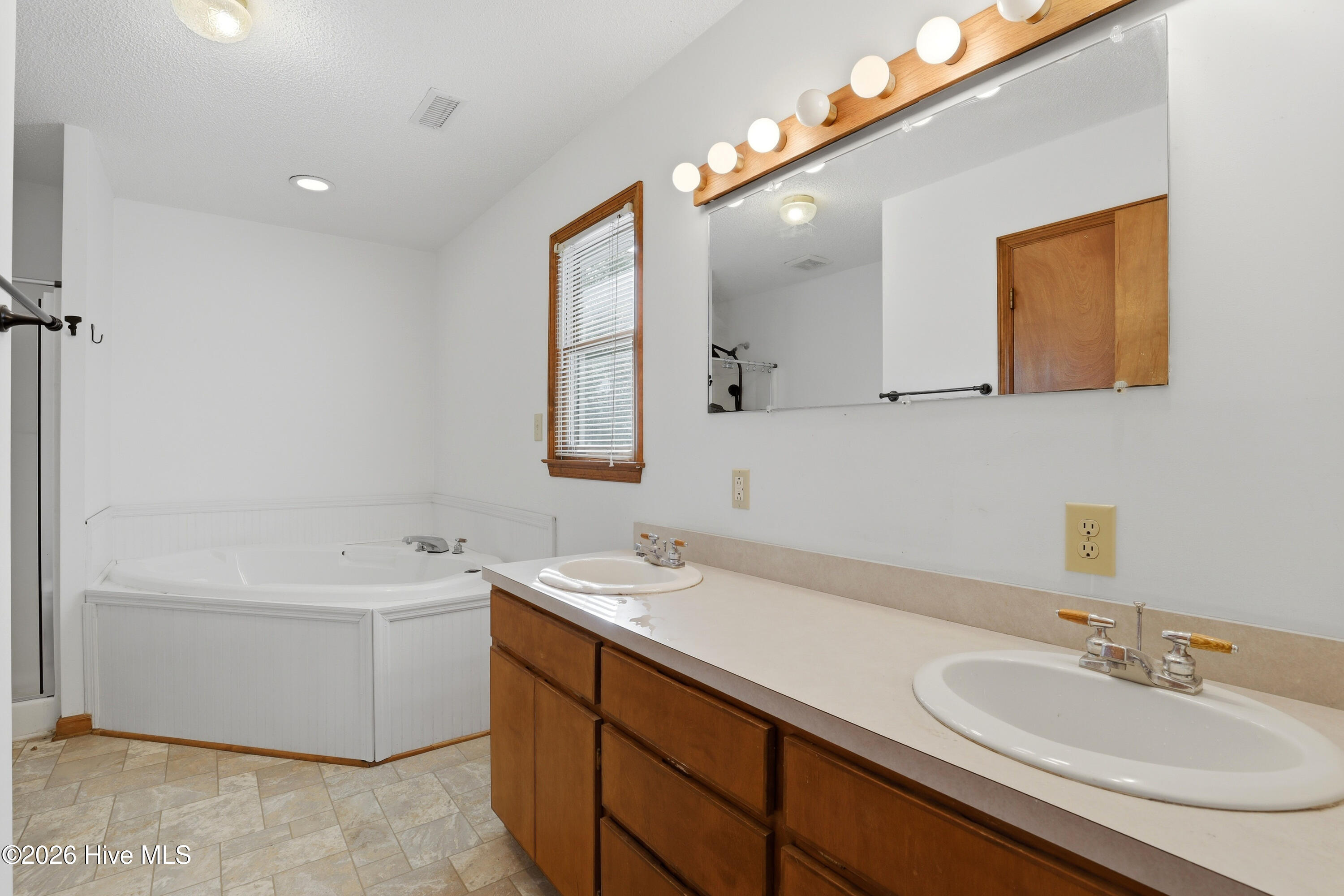 100569494 | Photo 48