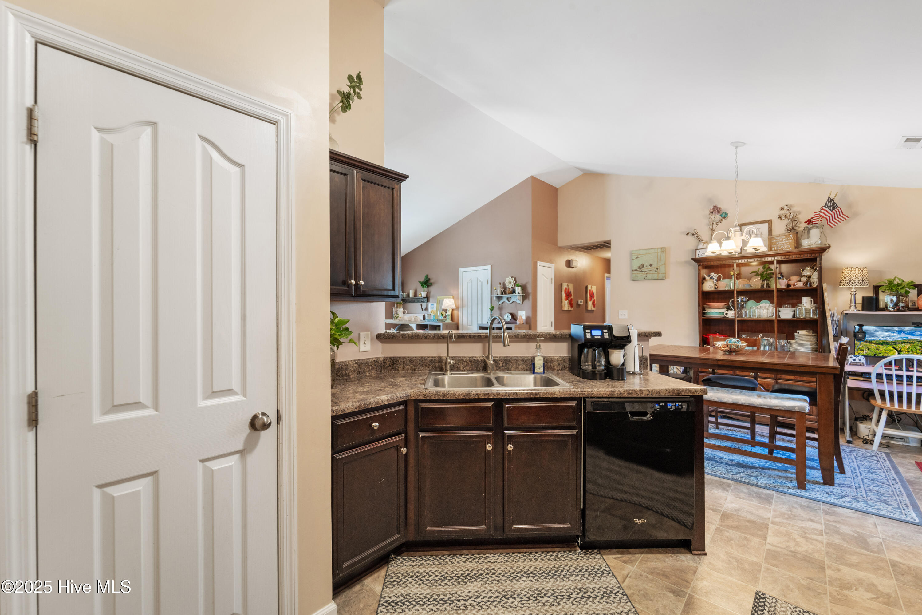 100542188 | Photo 13