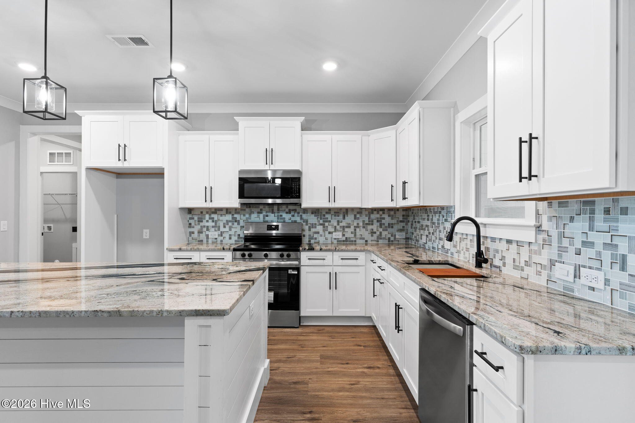 100557701 | Photo 12