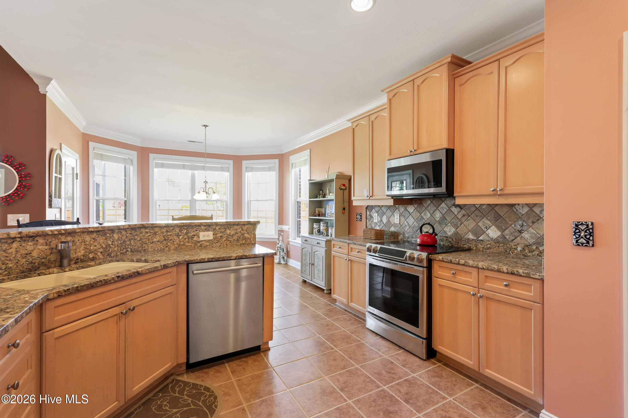 100565285 | Photo 16