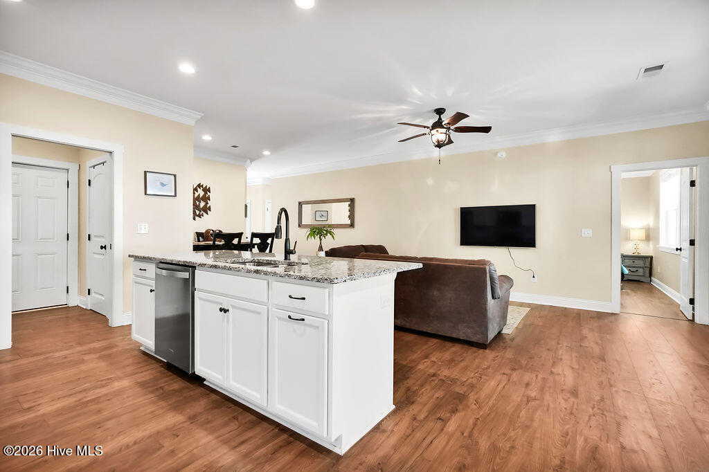 100568097 | Photo 17