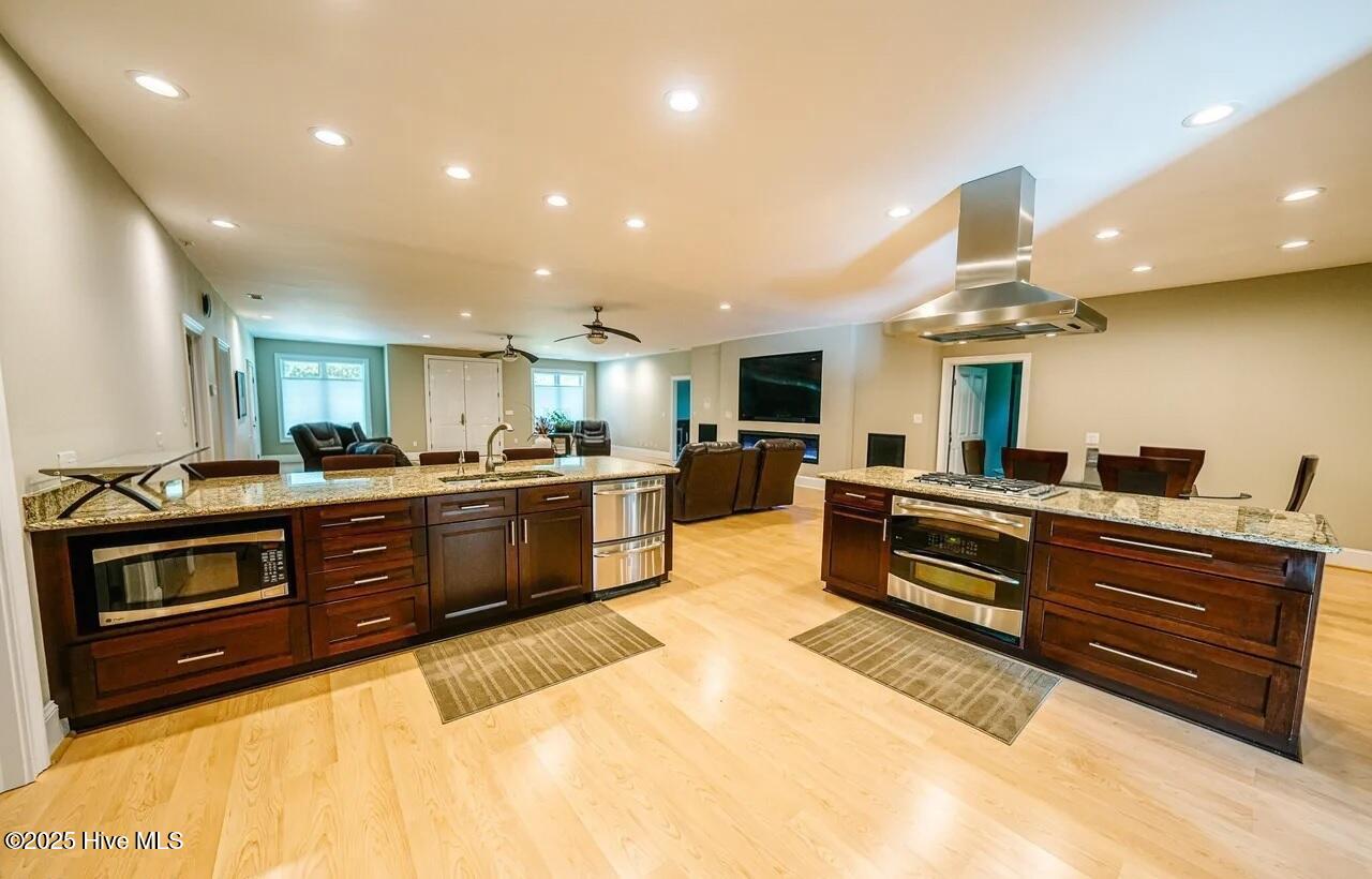 100547219 | Photo 17